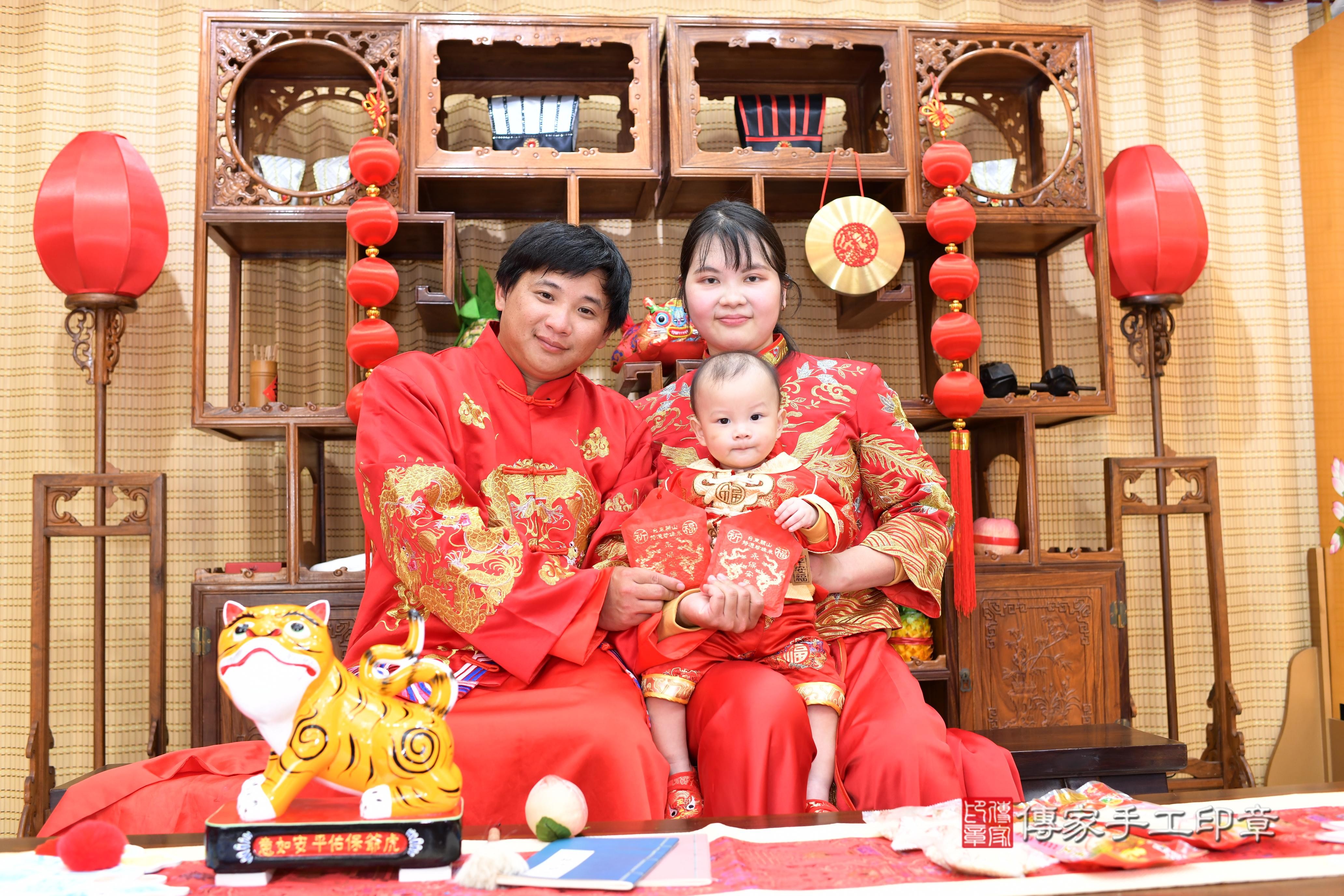 【吃壽桃】:讓寶寶健康長壽、長命百歲。 【吃壽桃】:讓寶寶健康長壽、長命百歲。