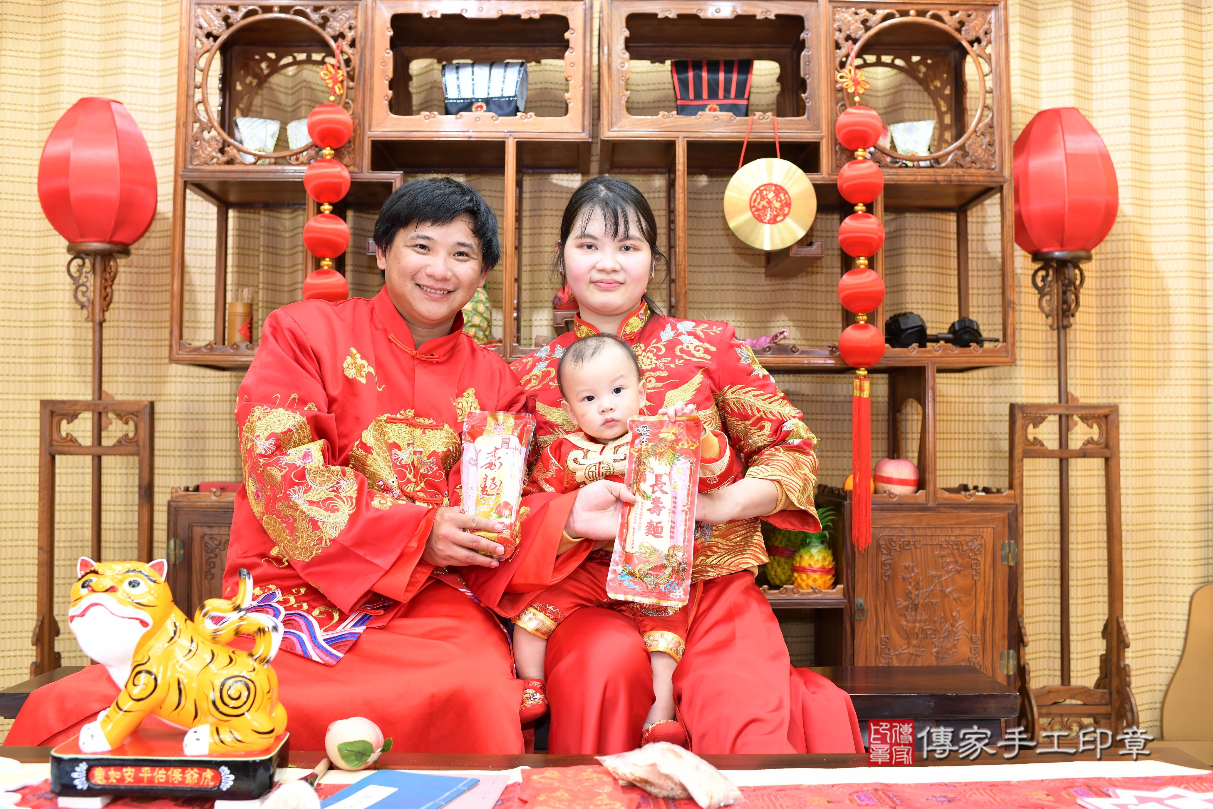 傳家手工印章台南店、抓周、度脺、中國風會場、傳家嬰兒古禮、吉祥話、抓周道具物品24種、拍照。抓周證書。寶寶抓周、滿周歲、生日快樂、祝福 傳家手工印章台南店、抓周、度脺、中國風會場、傳家嬰兒古禮、吉祥話、抓周道具物品24種、拍照。抓周證書。寶寶抓周、滿周歲、生日快樂、祝福