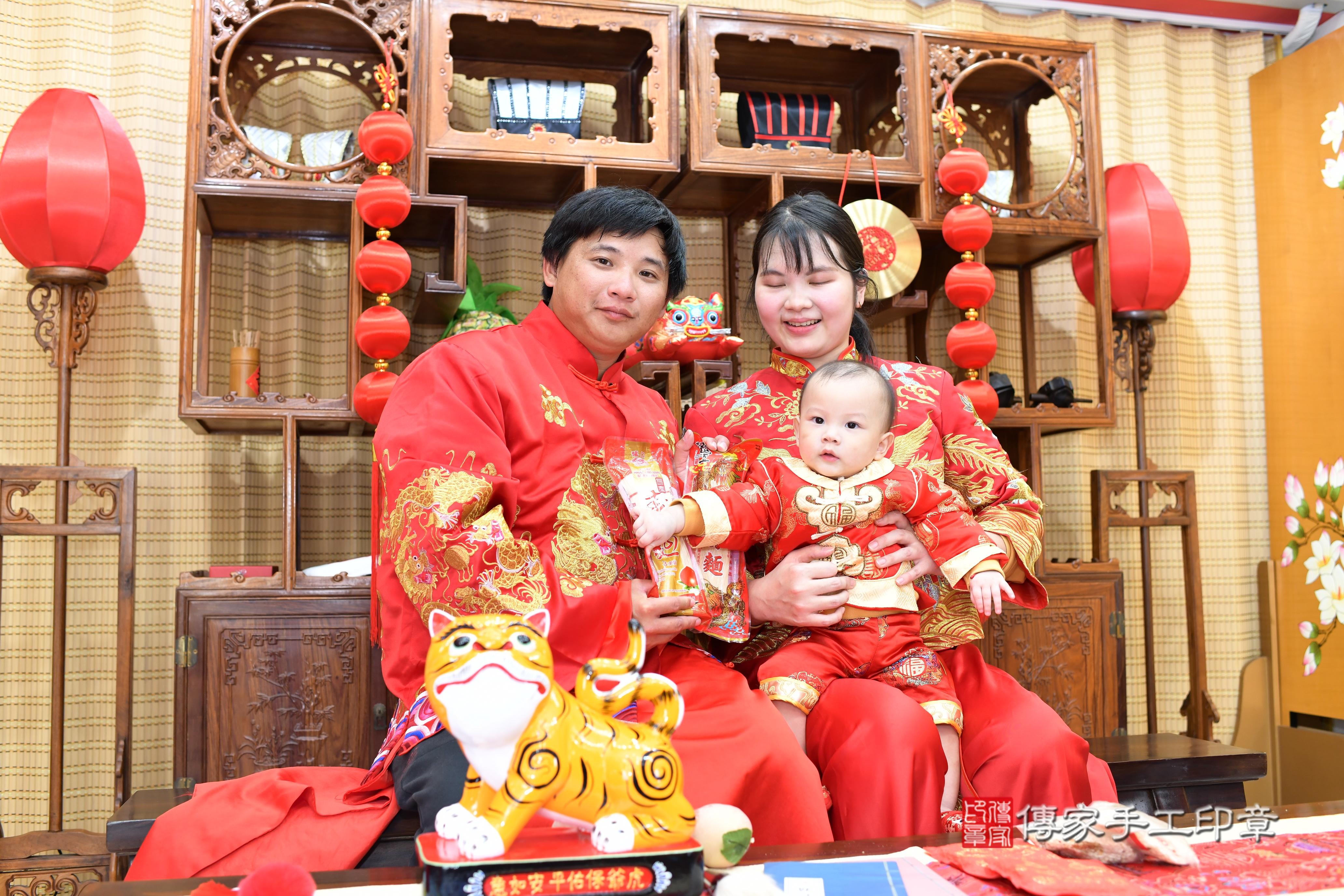 傳家手工印章台南店、抓周、度脺、中國風會場、傳家嬰兒古禮、吉祥話、抓周道具物品24種、拍照。抓周證書。寶寶抓周、滿周歲、生日快樂、祝福 傳家手工印章台南店、抓周、度脺、中國風會場、傳家嬰兒古禮、吉祥話、抓周道具物品24種、拍照。抓周證書。寶寶抓周、滿周歲、生日快樂、祝福