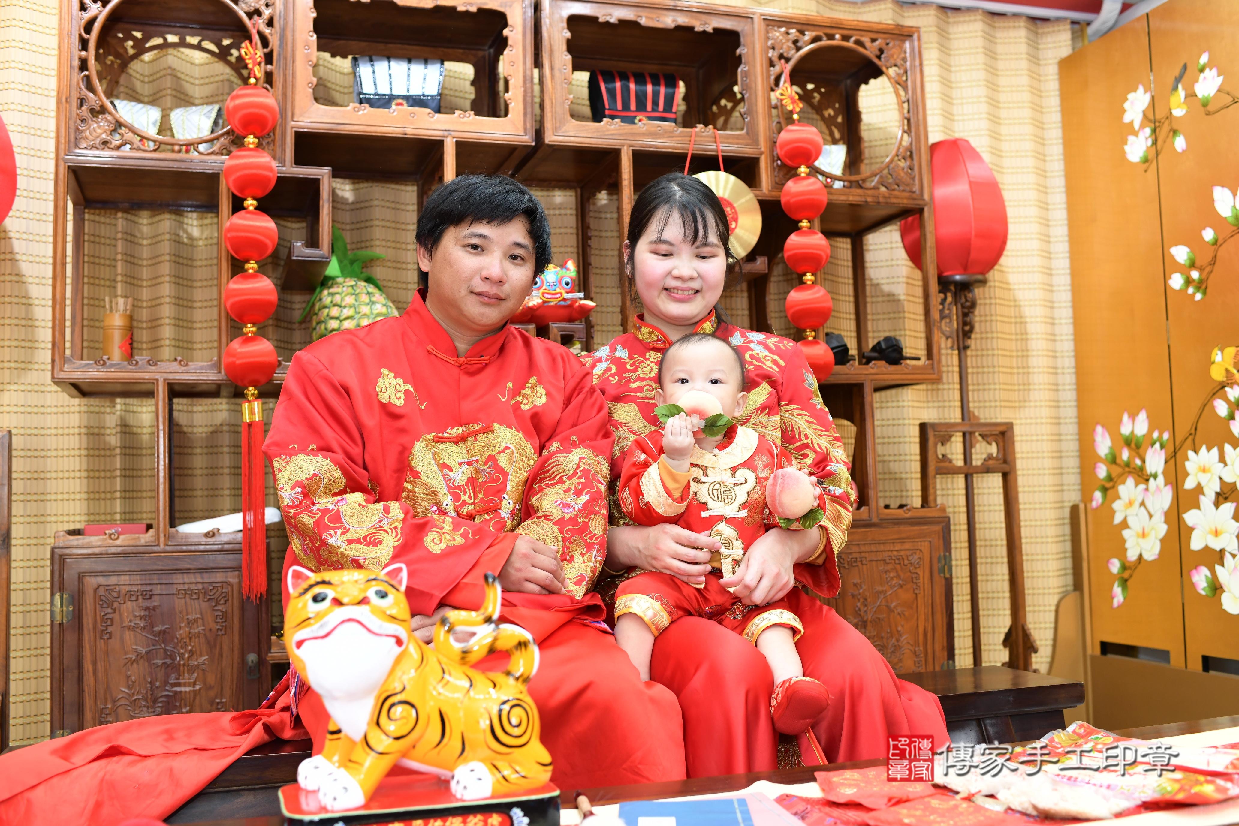 傳家手工印章台南店、抓周、度脺、中國風會場、傳家嬰兒古禮、吉祥話、抓周道具物品24種、拍照。抓周證書。寶寶抓周、滿周歲、生日快樂、祝福 傳家手工印章台南店、抓周、度脺、中國風會場、傳家嬰兒古禮、吉祥話、抓周道具物品24種、拍照。抓周證書。寶寶抓周、滿周歲、生日快樂、祝福