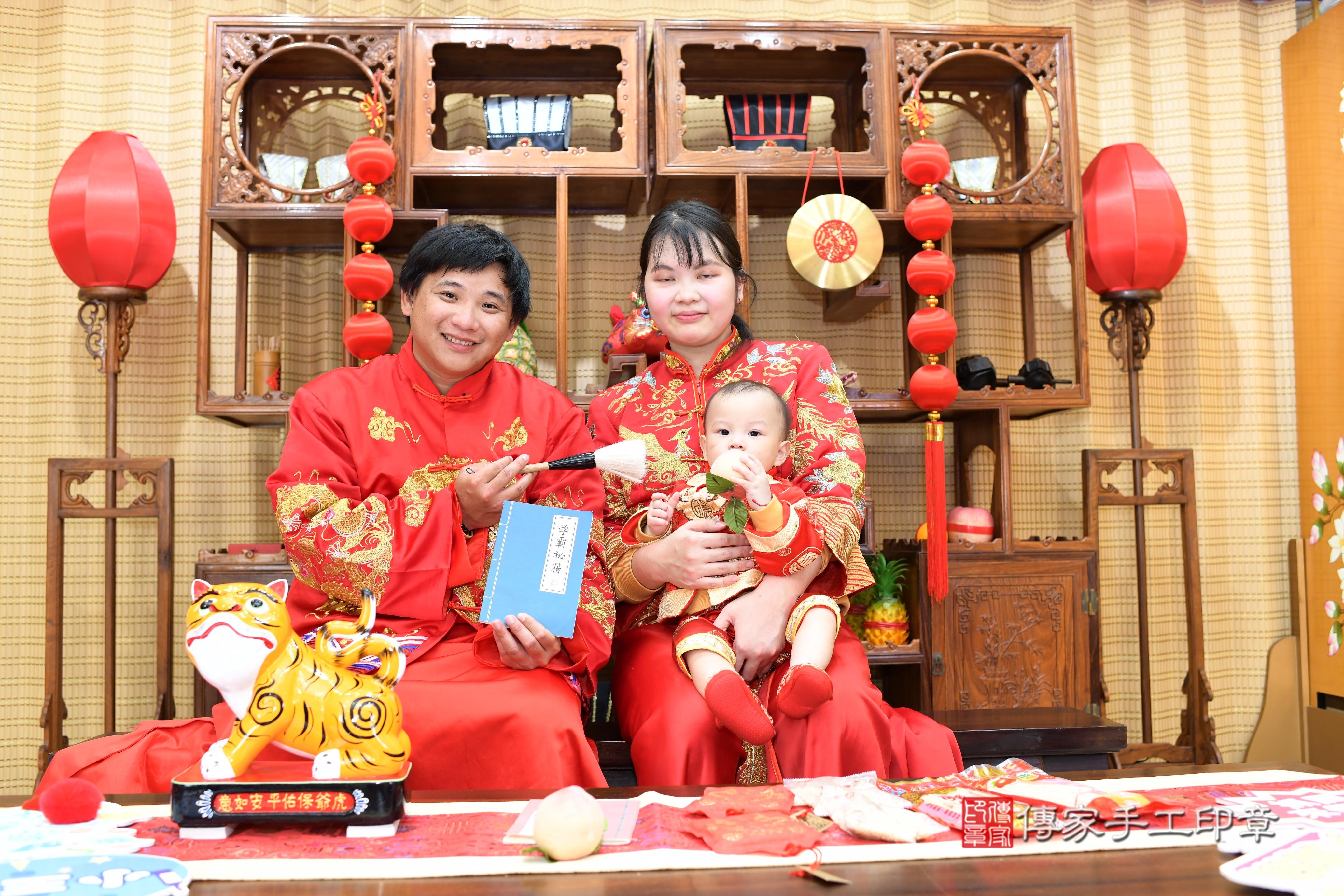 傳家手工印章台南店、抓周、度脺、中國風會場、傳家嬰兒古禮、吉祥話、抓周道具物品24種、拍照。抓周證書。寶寶抓周、滿周歲、生日快樂、祝福