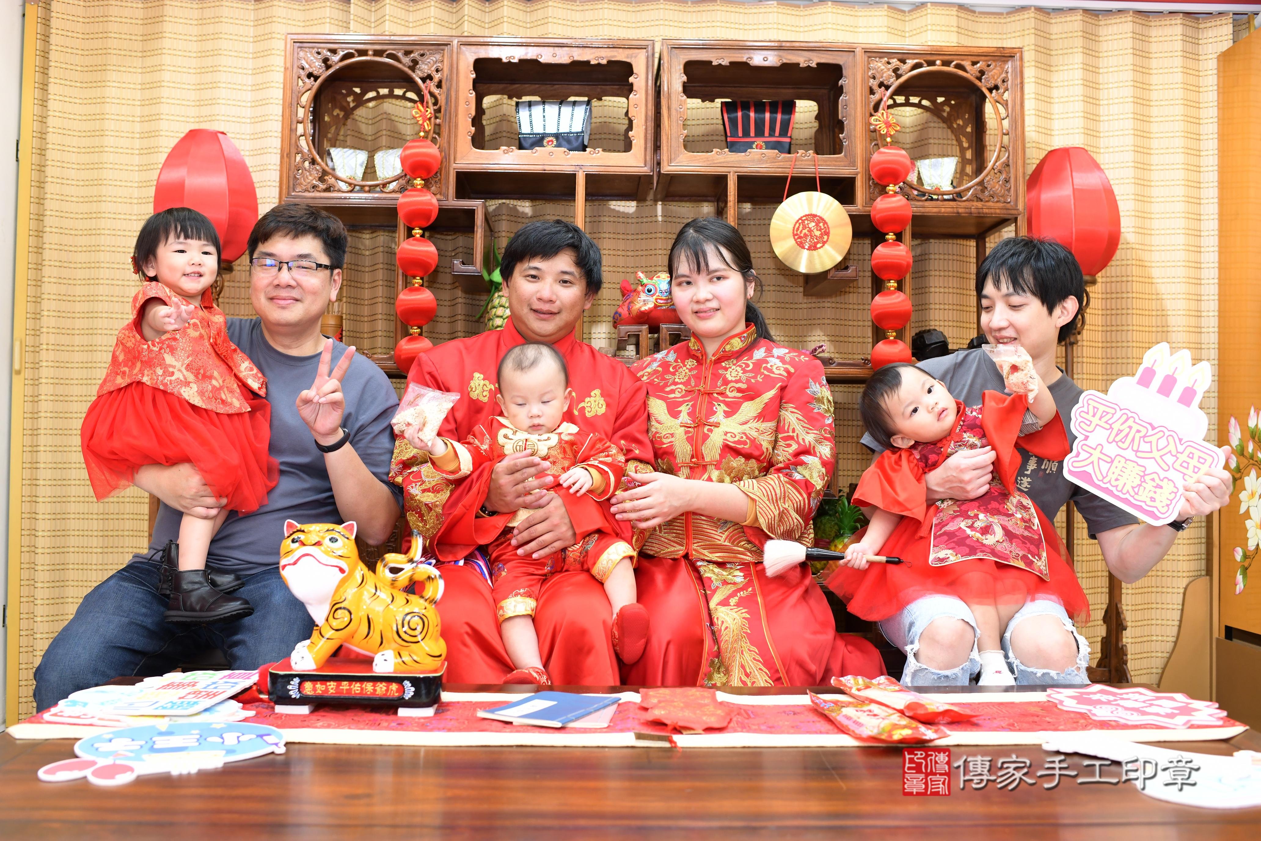 傳家手工印章台南店、抓周、度脺、中國風會場、傳家嬰兒古禮、吉祥話、抓周道具物品24種、拍照。抓周證書。寶寶抓周、滿周歲、生日快樂、祝福 傳家手工印章台南店、抓周、度脺、中國風會場、傳家嬰兒古禮、吉祥話、抓周道具物品24種、拍照。抓周證書。寶寶抓周、滿周歲、生日快樂、祝福