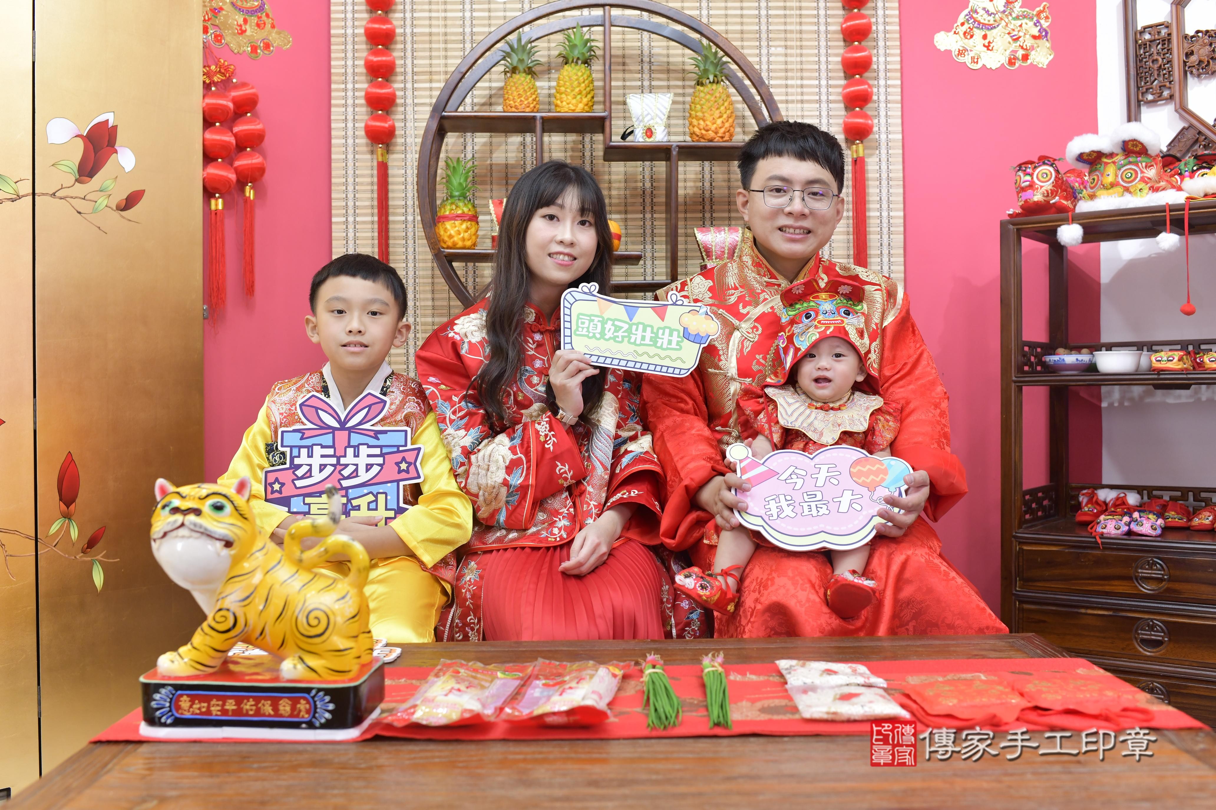 傳家手工印章新竹店、抓周、度脺、中國風會場、傳家嬰兒古禮、吉祥話、抓周道具物品24種、拍照。抓周證書。寶寶抓周、滿周歲、生日快樂、祝福