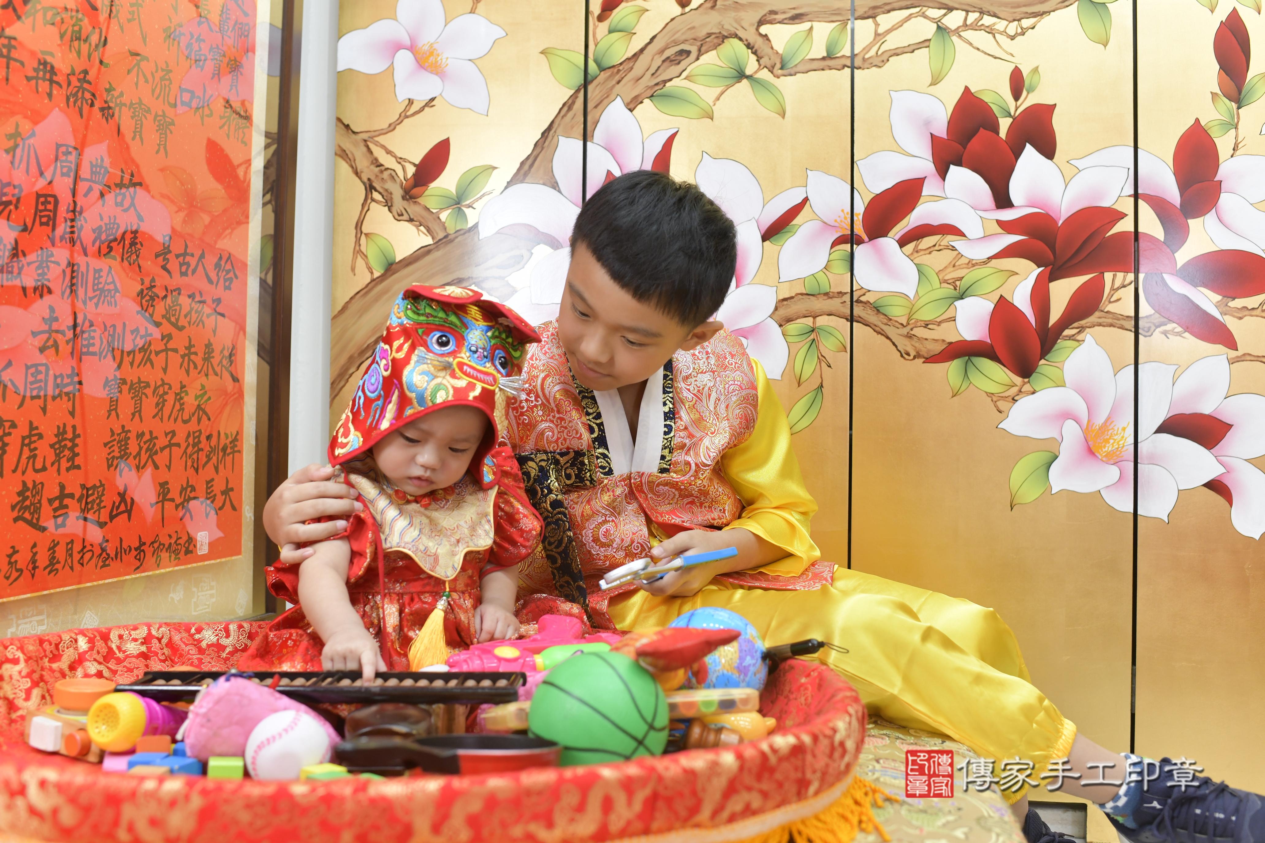 傳家手工印章新竹店、抓周、度脺、中國風會場、傳家嬰兒古禮、吉祥話、抓周道具物品24種、拍照。抓周證書。寶寶抓周、滿周歲、生日快樂、祝福 傳家手工印章新竹店、抓周、度脺、中國風會場、傳家嬰兒古禮、吉祥話、抓周道具物品24種、拍照。抓周證書。寶寶抓周、滿周歲、生日快樂、祝福