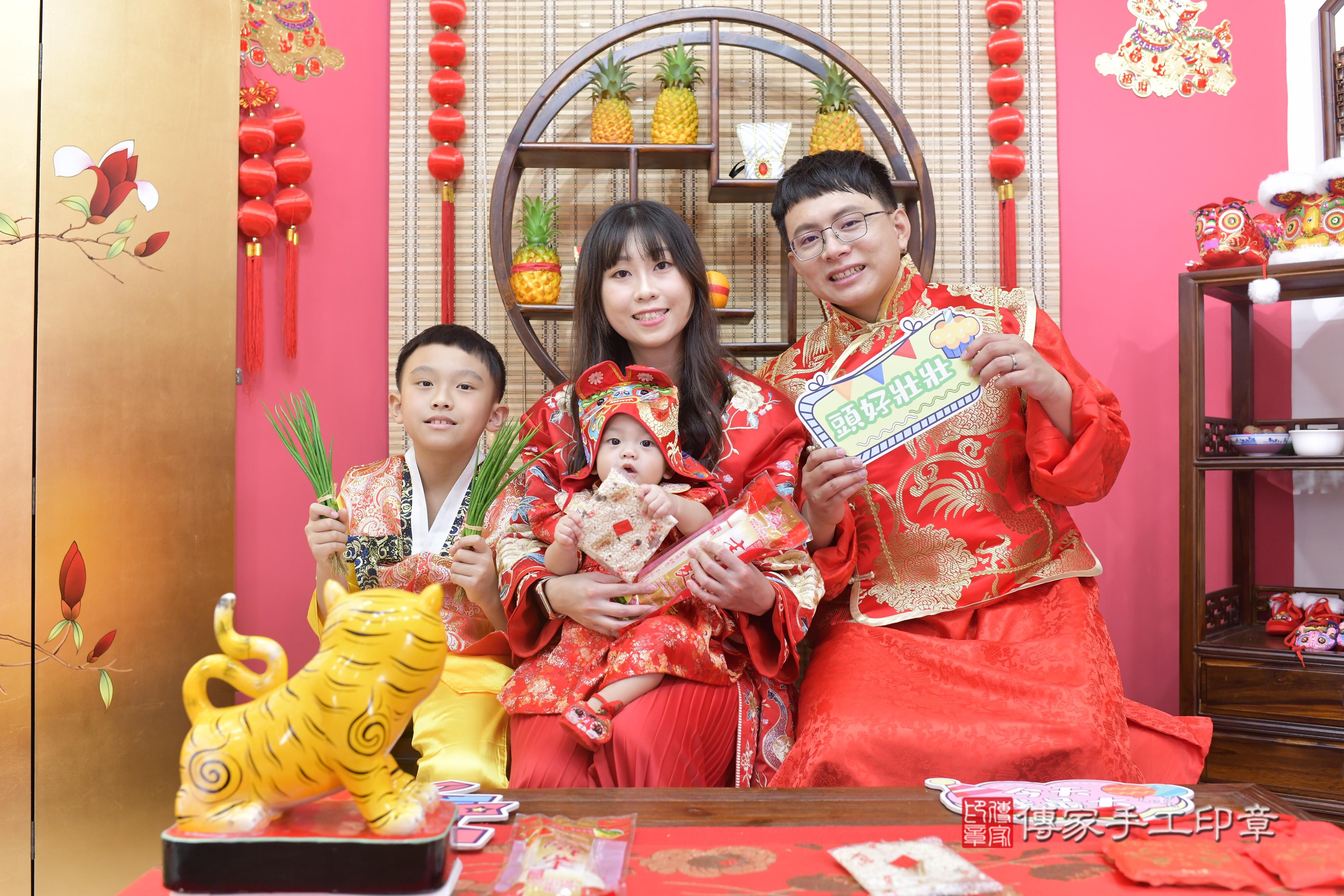 傳家手工印章新竹店、抓周、度脺、中國風會場、傳家嬰兒古禮、吉祥話、抓周道具物品24種、拍照。抓周證書。寶寶抓周、滿周歲、生日快樂、祝福 傳家手工印章新竹店、抓周、度脺、中國風會場、傳家嬰兒古禮、吉祥話、抓周道具物品24種、拍照。抓周證書。寶寶抓周、滿周歲、生日快樂、祝福