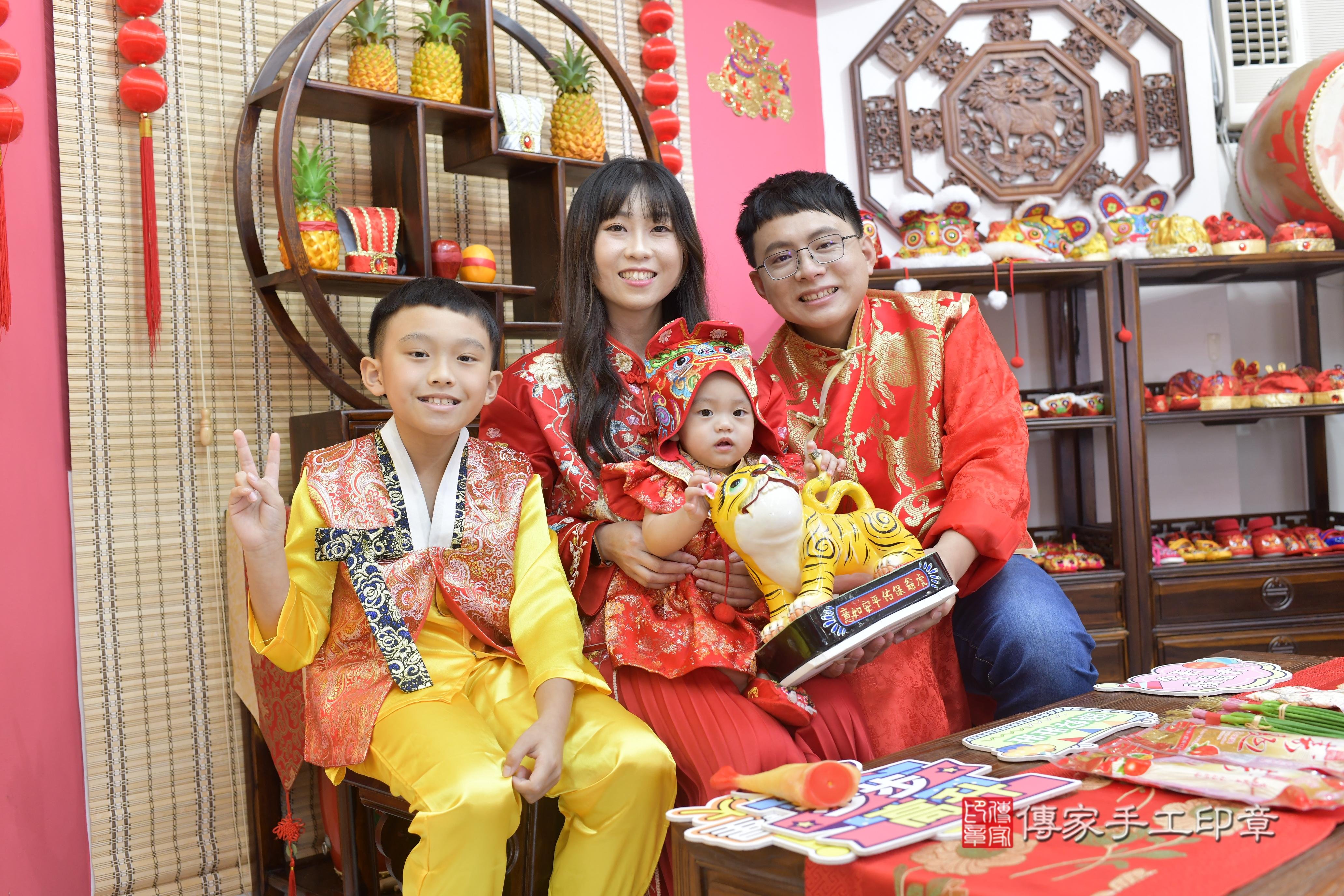 傳家手工印章新竹店、抓周、度脺、中國風會場、傳家嬰兒古禮、吉祥話、抓周道具物品24種、拍照。抓周證書。寶寶抓周、滿周歲、生日快樂、祝福 傳家手工印章新竹店、抓周、度脺、中國風會場、傳家嬰兒古禮、吉祥話、抓周道具物品24種、拍照。抓周證書。寶寶抓周、滿周歲、生日快樂、祝福