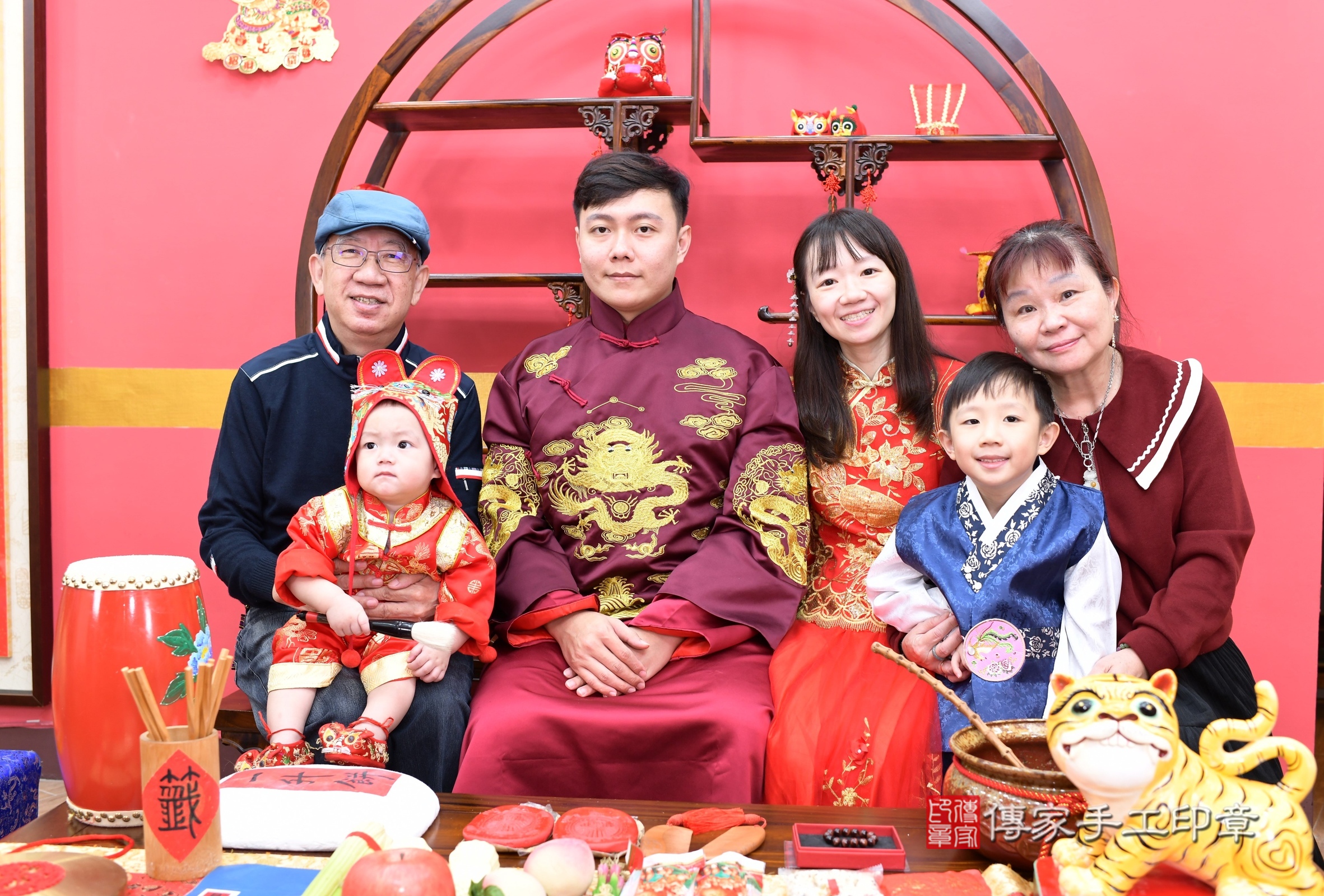 新北市永和區小訫寶寶抓周推薦:傳家新北店抓周度脺中國風會場,嬰兒古禮抓周流程儀式吉祥話、抓周道具物品24種、拍照。抓周證書。2024.12.7,照片2 新北市永和區小訫寶寶抓周推薦:傳家新北店抓周度脺中國風會場,嬰兒古禮抓周流程儀式吉祥話、抓周道具物品24種、拍照。抓周證書。2024.12.7,照片2