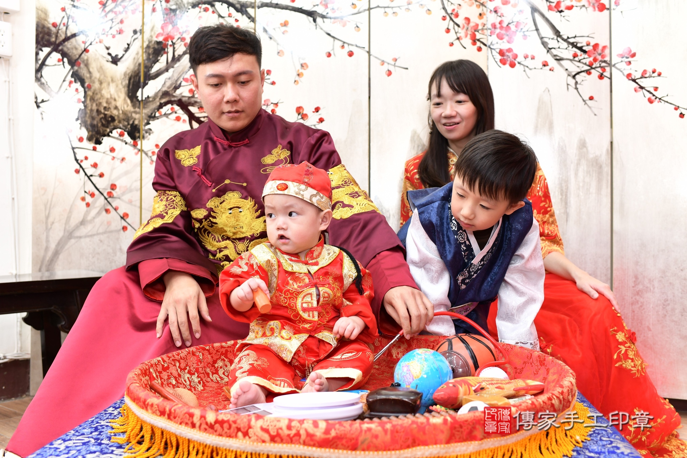 新北市永和區小訫寶寶抓周推薦:傳家新北店抓周度脺中國風會場,嬰兒古禮抓周流程儀式吉祥話、抓周道具物品24種、拍照。抓周證書。2024.12.7,照片6 新北市永和區小訫寶寶抓周推薦:傳家新北店抓周度脺中國風會場,嬰兒古禮抓周流程儀式吉祥話、抓周道具物品24種、拍照。抓周證書。2024.12.7,照片6