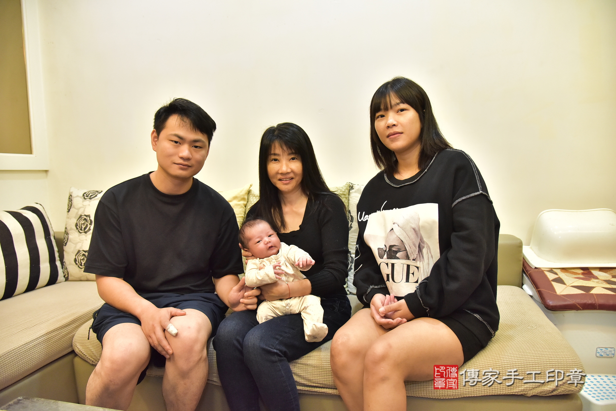 樂樂寶寶(新北市永和區到府嬰兒樂樂寶寶滿月剃頭理髮、到府嬰兒剃胎毛儀式吉祥話)。到府剃頭剃胎毛主持、專業拍照、證書。★購買「臍帶章、肚臍章、胎毛筆刷印章」贈送：剃頭、收涎、抓周，三選一。2024.12.9，照片1