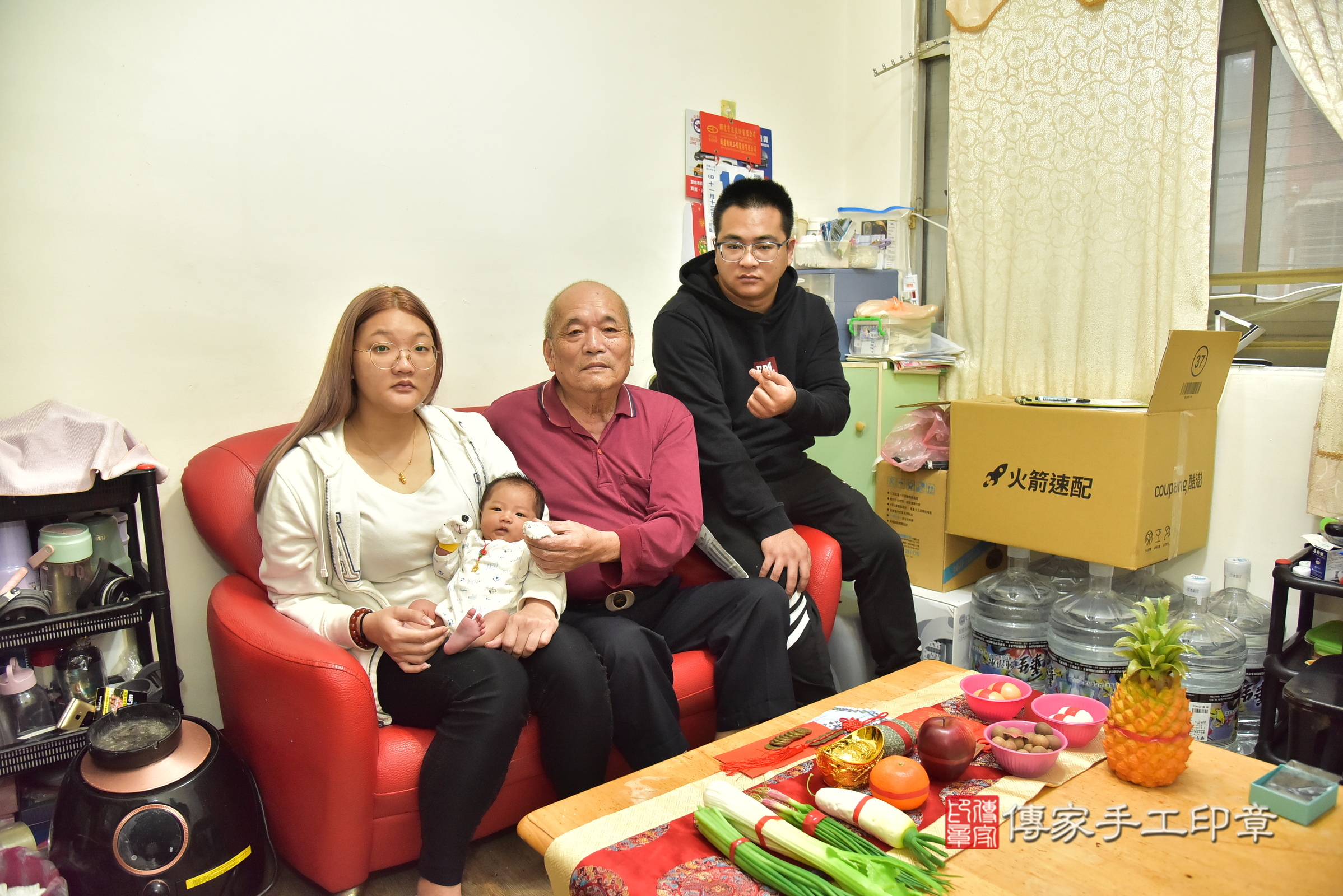瑒瑒寶寶(新北市中和區到府嬰兒瑒瑒寶寶滿月剃頭理髮、到府嬰兒剃胎毛儀式吉祥話)。到府剃頭剃胎毛主持、專業拍照、證書。★購買「臍帶章、肚臍章、胎毛筆刷印章」贈送：剃頭、收涎、抓周，三選一。2024.12.13，照片1