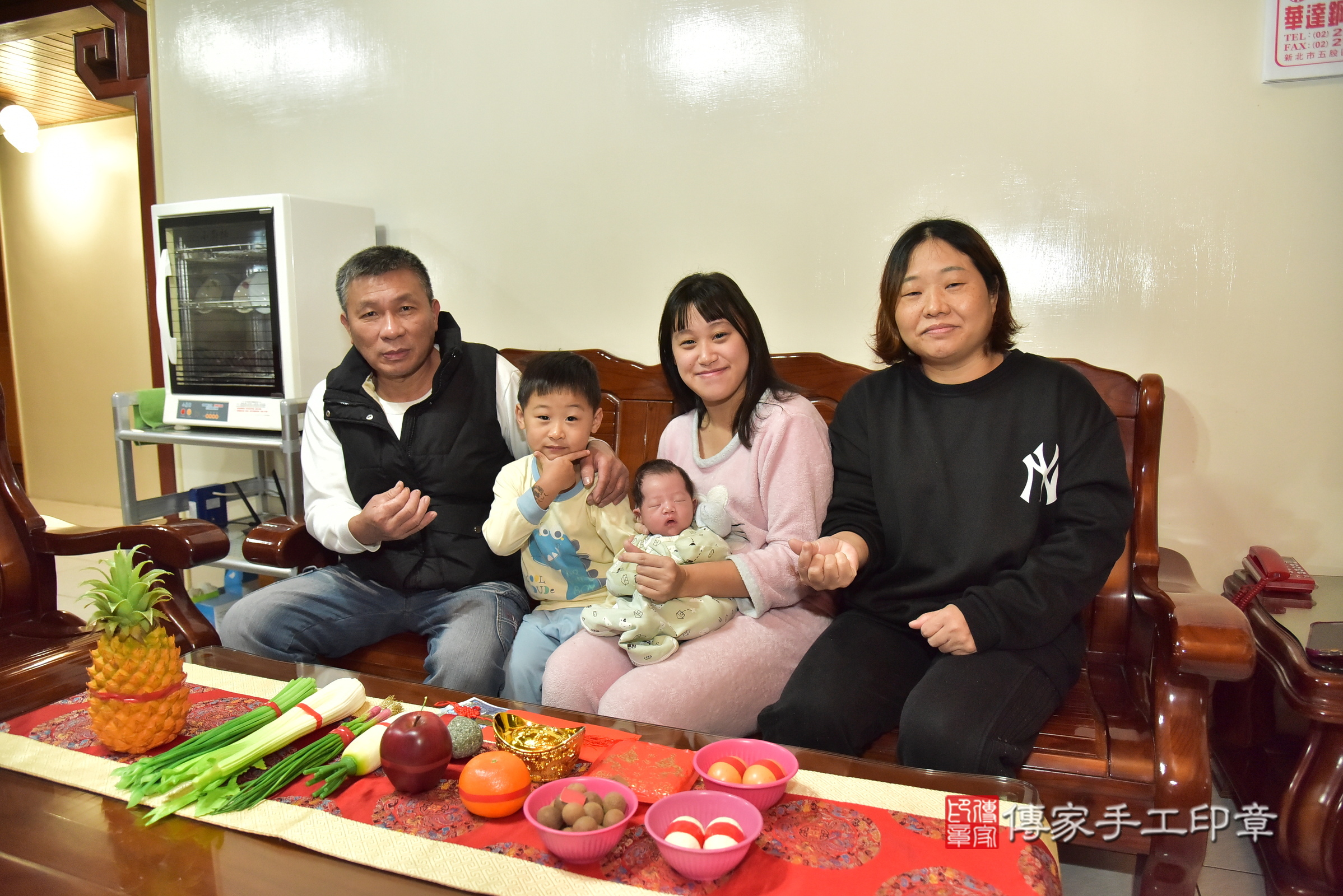 皓皓寶寶(新北市樹林區到府嬰兒皓皓寶寶滿月剃頭理髮、到府嬰兒剃胎毛儀式吉祥話)。到府剃頭剃胎毛主持、專業拍照、證書。★購買「臍帶章、肚臍章、胎毛筆刷印章」贈送：剃頭、收涎、抓周，三選一。2024.12.14，照片1