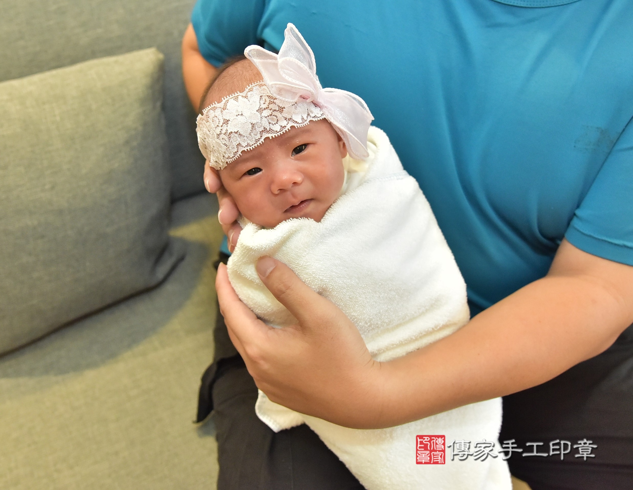 小妤寶寶(台北市士林區到府嬰兒小妤寶寶滿月剃頭理髮、到府嬰兒剃胎毛儀式吉祥話)。到府剃頭剃胎毛主持、專業拍照、證書。★購買「臍帶章、肚臍章、胎毛筆刷印章」贈送：剃頭、收涎、抓周，三選一。2024.12.14，照片1