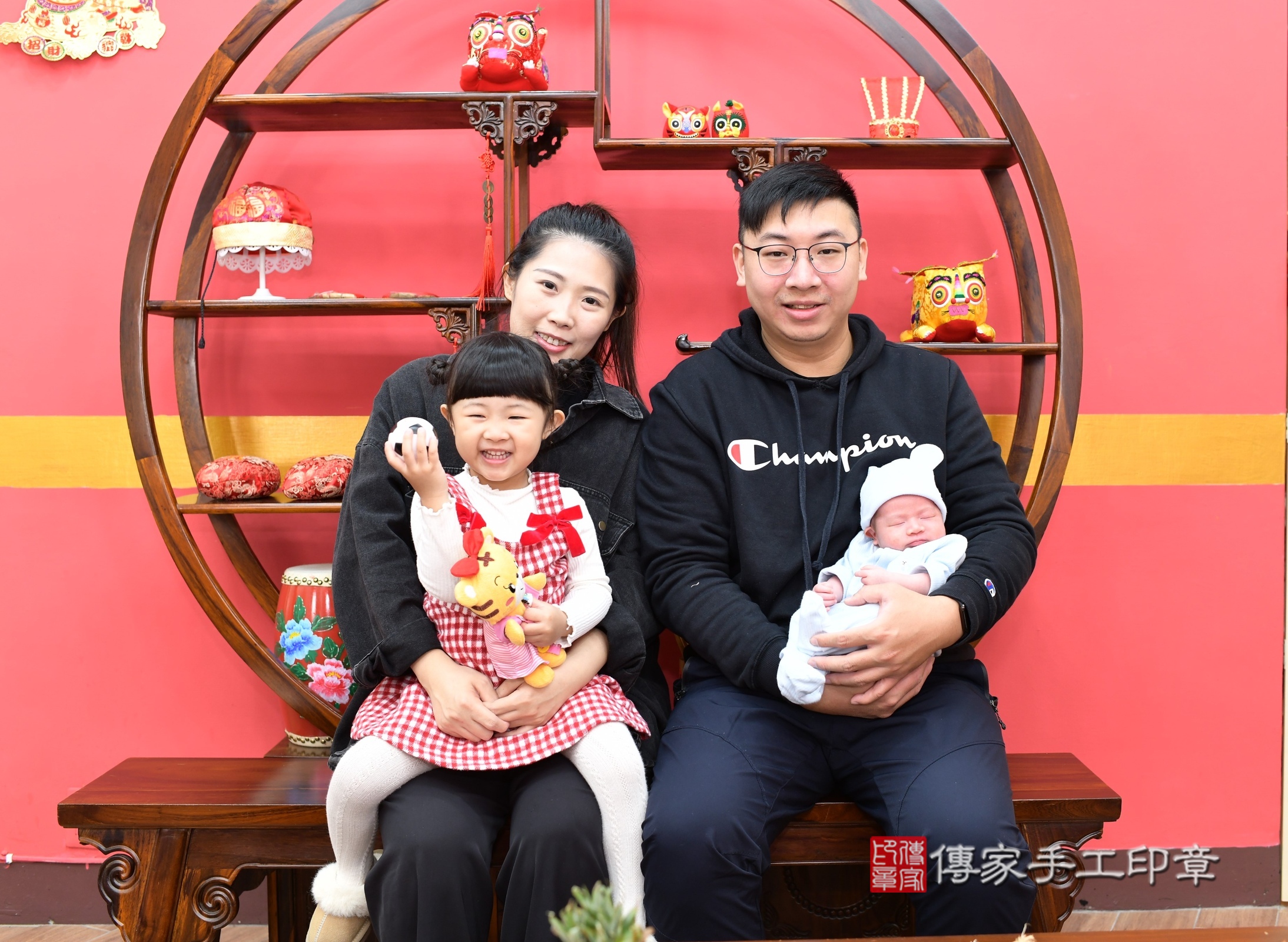 言言寶寶(新北市永和區嬰兒寶寶滿月剃頭理髮、嬰兒剃胎毛儀式吉祥話)。中國風會場，爸媽寶貝穿「日中韓」古裝禮服。專業拍照、證書。★購買「臍帶章、肚臍章、胎毛筆刷印章」贈送：剃頭、收涎、抓周，三選一。2024.12.15，照片1