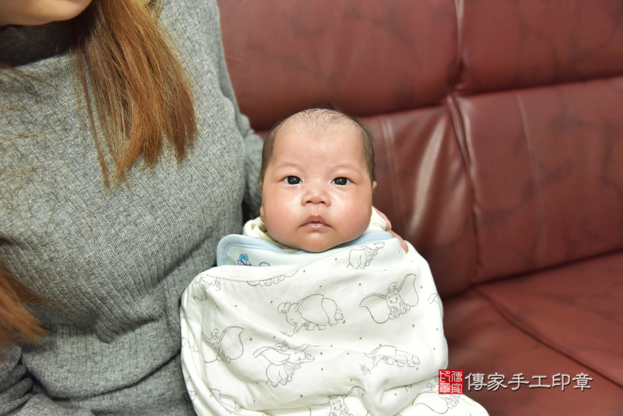 睿睿寶寶(新北市新莊區到府嬰兒睿睿寶寶滿月剃頭理髮、到府嬰兒剃胎毛儀式吉祥話)。到府剃頭剃胎毛主持、專業拍照、證書。★購買「臍帶章、肚臍章、胎毛筆刷印章」贈送：剃頭、收涎、抓周，三選一。2024.12.15，照片1