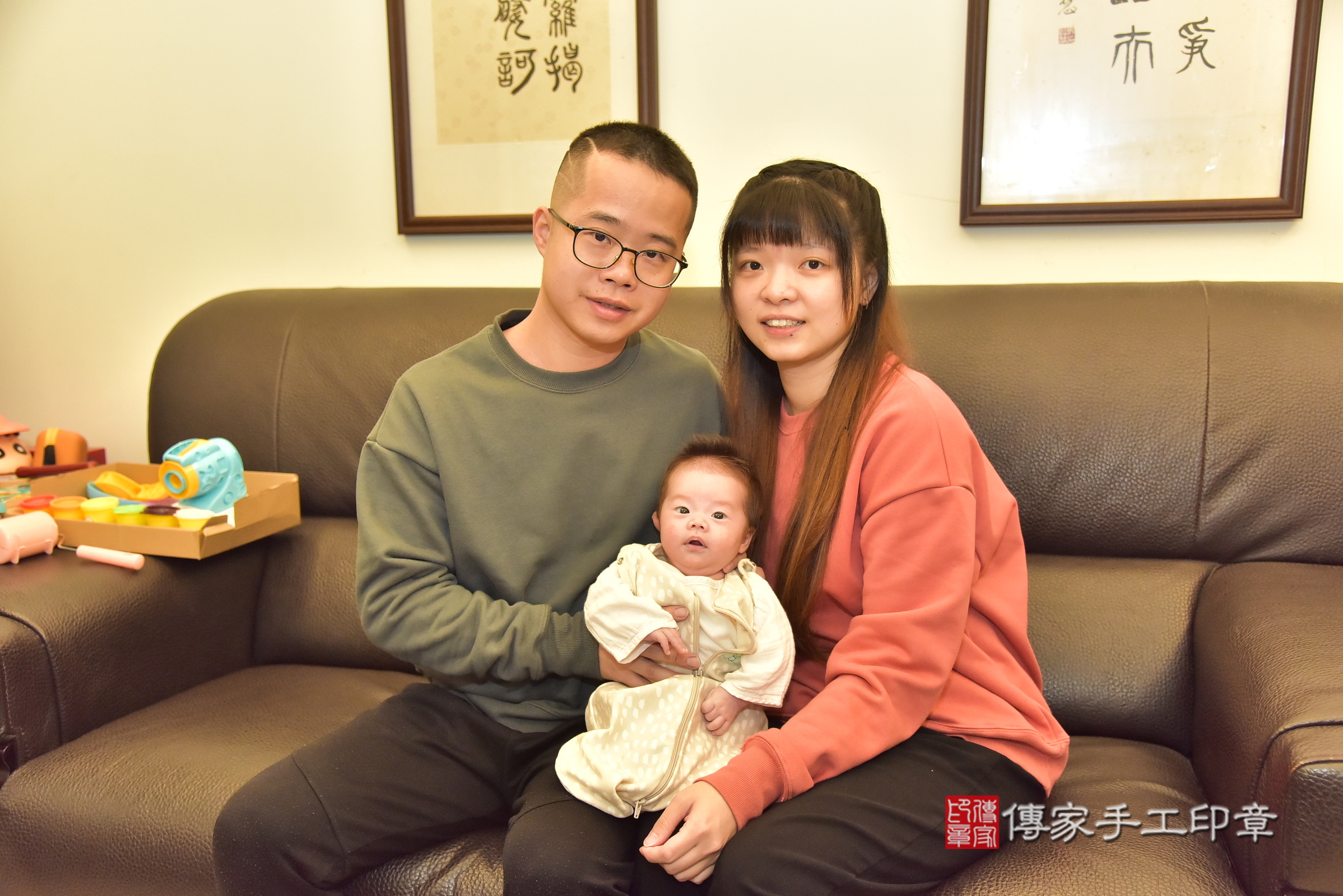 凱凱寶寶(桃園市八德區到府嬰兒凱凱寶寶滿月剃頭理髮、到府嬰兒剃胎毛儀式吉祥話)。到府剃頭剃胎毛主持、專業拍照、證書。★購買「臍帶章、肚臍章、胎毛筆刷印章」贈送：剃頭、收涎、抓周，三選一。2024.12.15，照片1