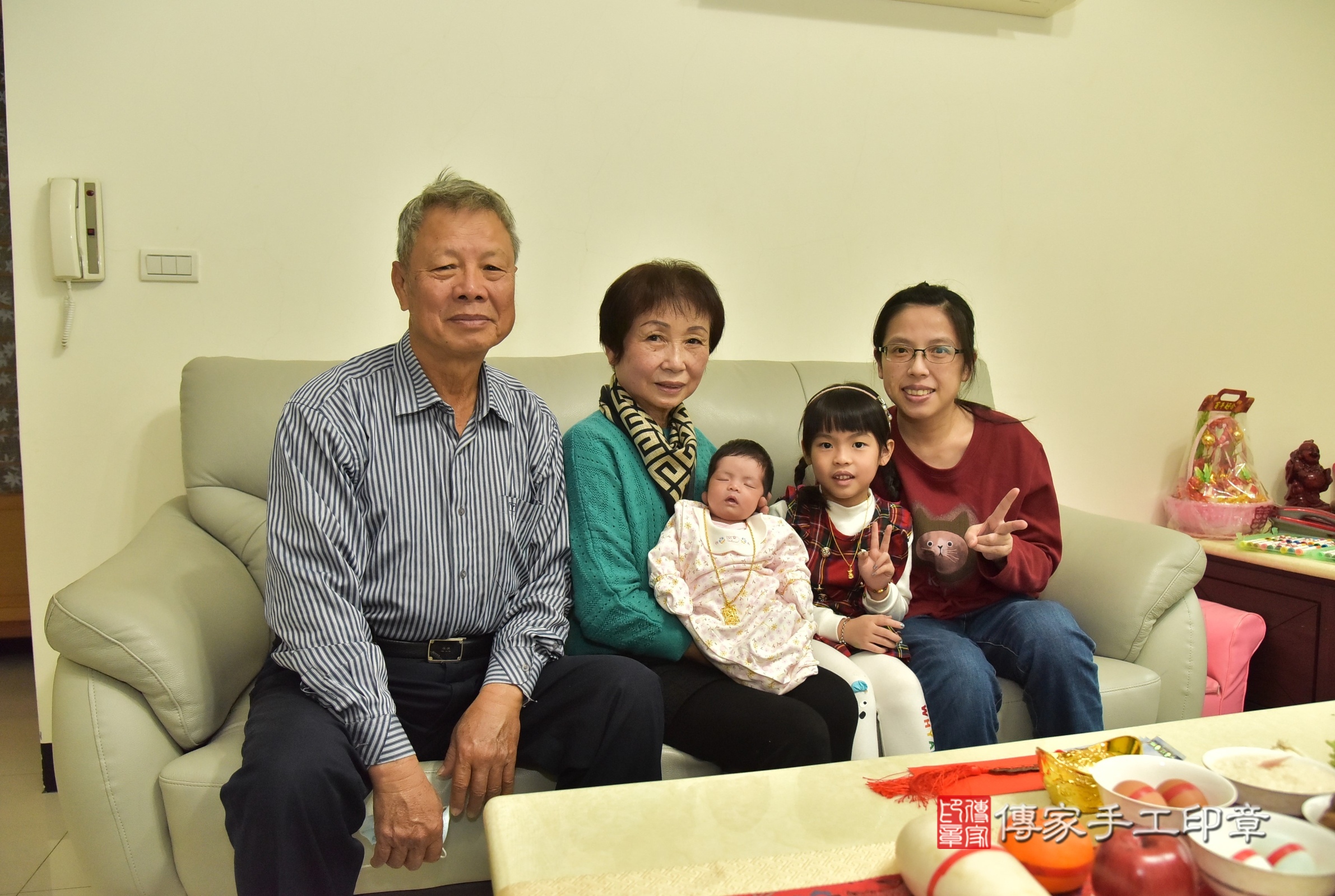 晴晴寶寶(新北市新莊區到府嬰兒晴晴寶寶滿月剃頭理髮、到府嬰兒剃胎毛儀式吉祥話)。到府剃頭剃胎毛主持、專業拍照、證書。★購買「臍帶章、肚臍章、胎毛筆刷印章」贈送：剃頭、收涎、抓周，三選一。2024.12.16，照片1