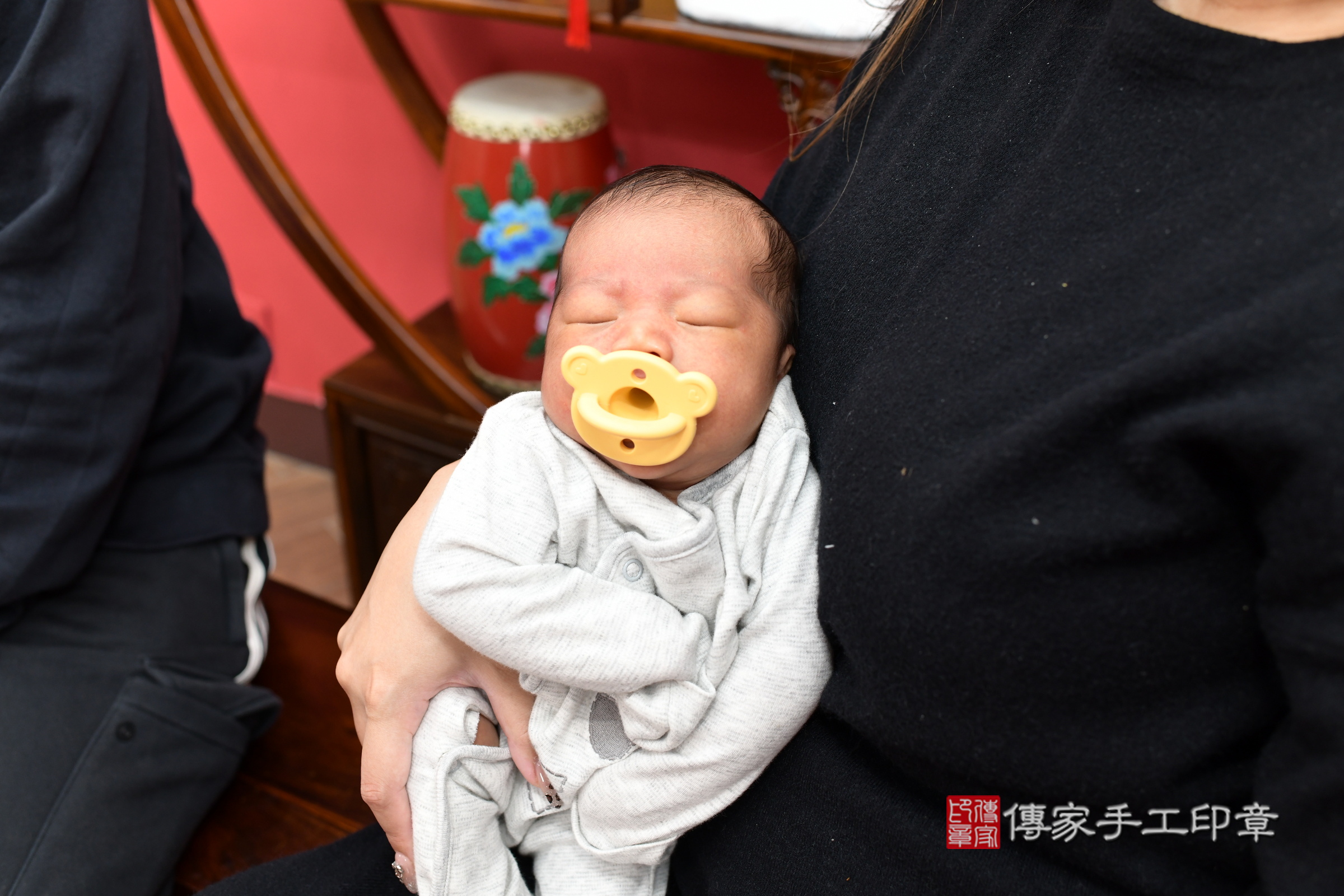 承承寶寶(新北市永和區嬰兒寶寶滿月剃頭理髮、嬰兒剃胎毛儀式吉祥話)。中國風會場，爸媽寶貝穿「日中韓」古裝禮服。專業拍照、證書。★購買「臍帶章、肚臍章、胎毛筆刷印章」贈送：剃頭、收涎、抓周，三選一。2024.12.17，照片1