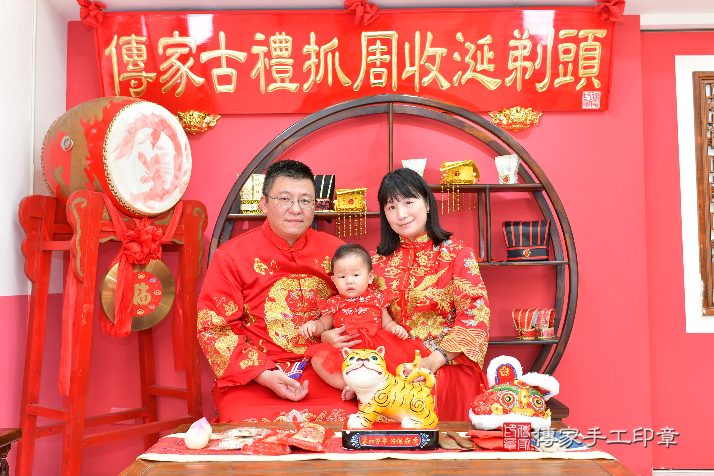 台中市北區亭亭寶寶抓周推薦：傳家台中店抓周度脺中國風會場，嬰兒古禮抓周流程儀式吉祥話、抓周道具物品24種、拍照。抓周證書。2024.11.1，照片1