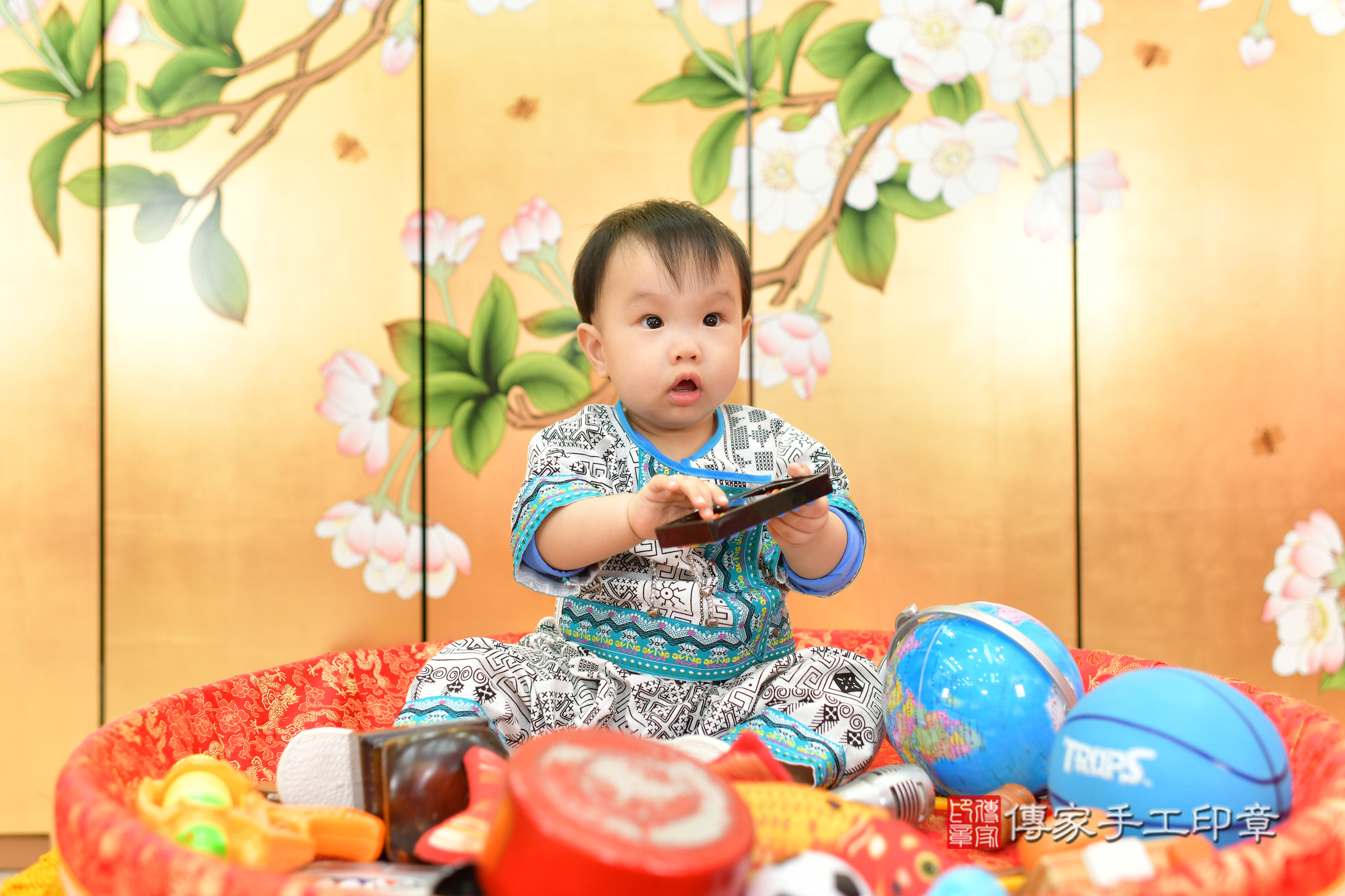 台中市北區小宬寶寶抓周推薦:傳家台中店抓周度脺中國風會場,嬰兒古禮抓周流程儀式吉祥話、抓周道具物品24種、拍照。抓周證書。2024.11.9,照片9 台中市北區小宬寶寶抓周推薦:傳家台中店抓周度脺中國風會場,嬰兒古禮抓周流程儀式吉祥話、抓周道具物品24種、拍照。抓周證書。2024.11.9,照片9