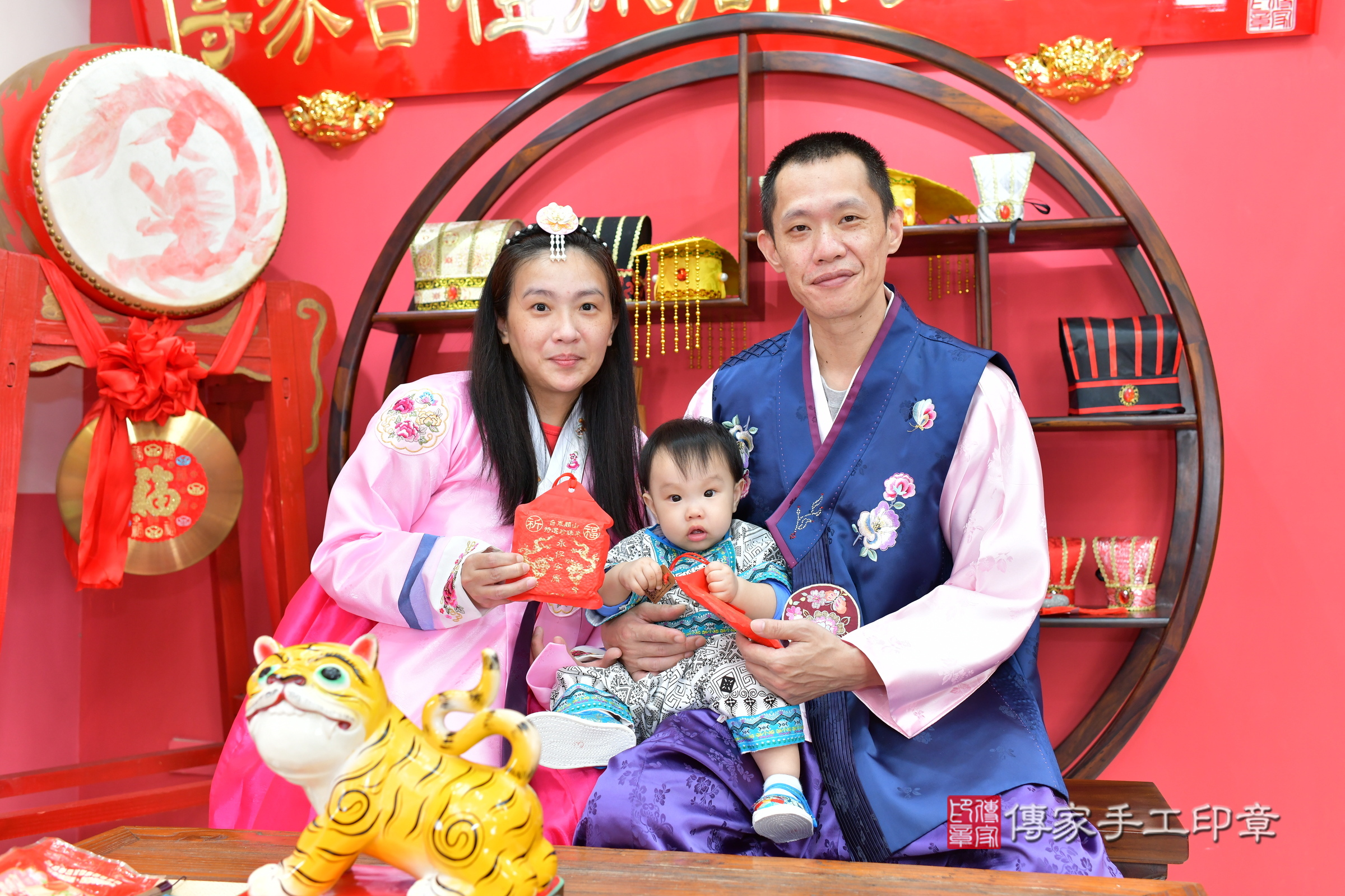 台中市北區小宬寶寶抓周推薦:傳家台中店抓周度脺中國風會場,嬰兒古禮抓周流程儀式吉祥話、抓周道具物品24種、拍照。抓周證書。2024.11.9,照片19 台中市北區小宬寶寶抓周推薦:傳家台中店抓周度脺中國風會場,嬰兒古禮抓周流程儀式吉祥話、抓周道具物品24種、拍照。抓周證書。2024.11.9,照片19