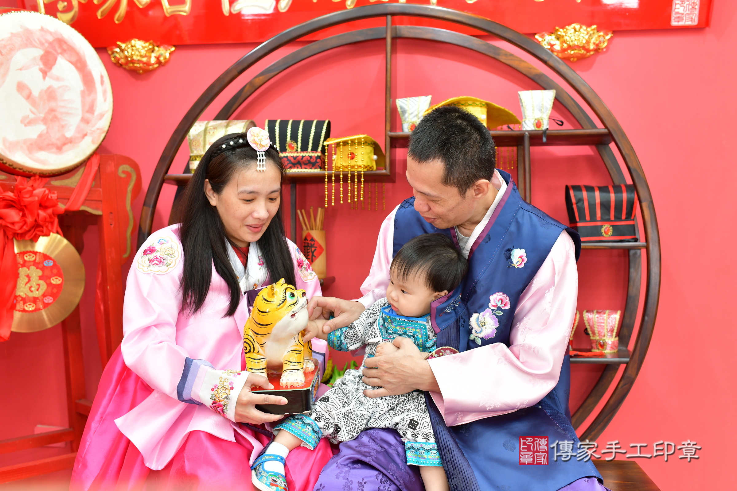 台中市北區小宬寶寶抓周推薦:傳家台中店抓周度脺中國風會場,嬰兒古禮抓周流程儀式吉祥話、抓周道具物品24種、拍照。抓周證書。2024.11.9,照片15 台中市北區小宬寶寶抓周推薦:傳家台中店抓周度脺中國風會場,嬰兒古禮抓周流程儀式吉祥話、抓周道具物品24種、拍照。抓周證書。2024.11.9,照片15