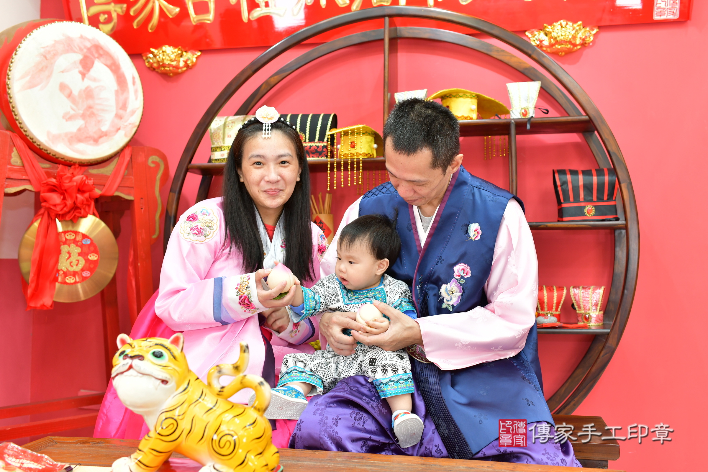 台中市北區小宬寶寶抓周推薦:傳家台中店抓周度脺中國風會場,嬰兒古禮抓周流程儀式吉祥話、抓周道具物品24種、拍照。抓周證書。2024.11.9,照片21 台中市北區小宬寶寶抓周推薦:傳家台中店抓周度脺中國風會場,嬰兒古禮抓周流程儀式吉祥話、抓周道具物品24種、拍照。抓周證書。2024.11.9,照片21