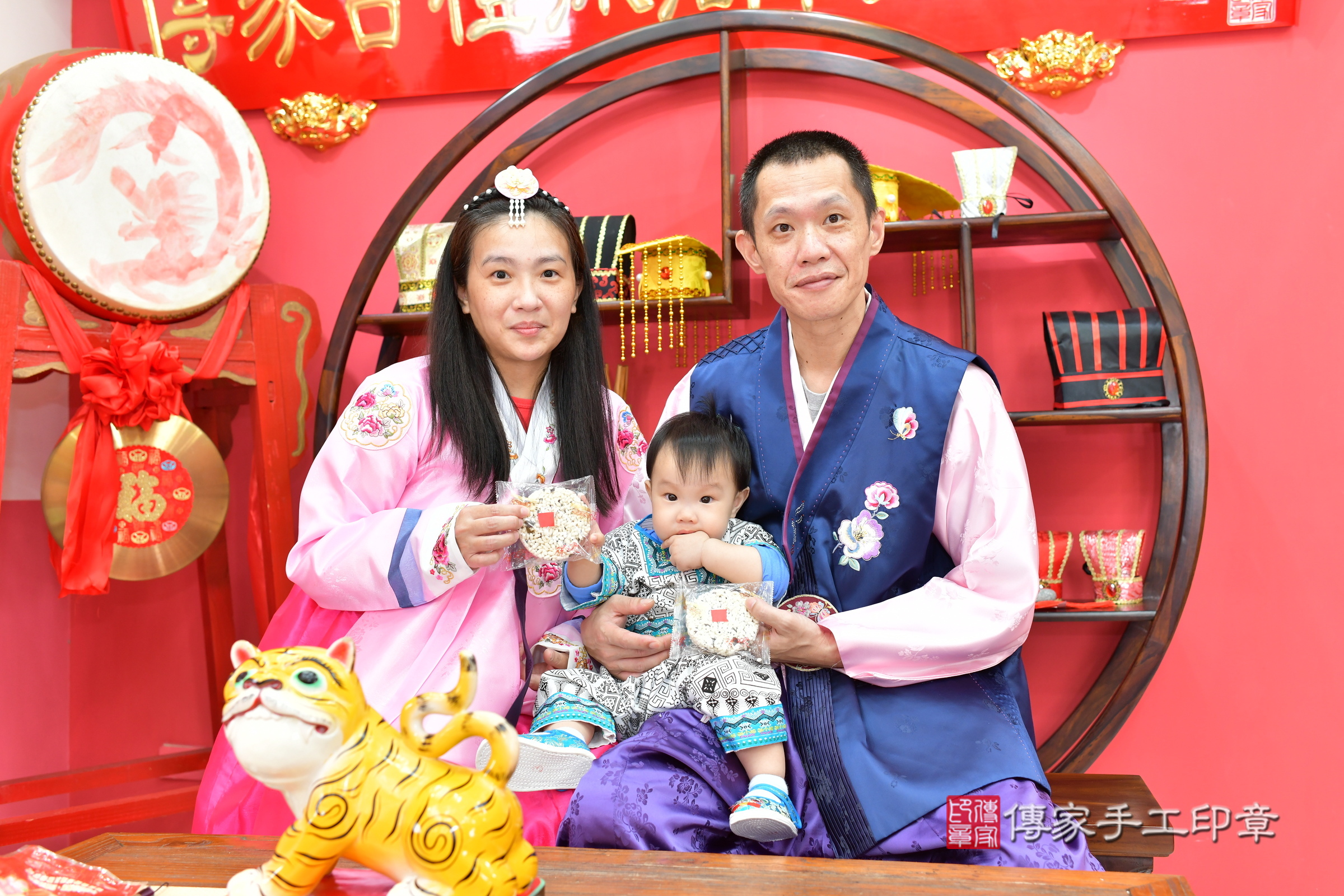 台中市北區小宬寶寶抓周推薦:傳家台中店抓周度脺中國風會場,嬰兒古禮抓周流程儀式吉祥話、抓周道具物品24種、拍照。抓周證書。2024.11.9,照片20 台中市北區小宬寶寶抓周推薦:傳家台中店抓周度脺中國風會場,嬰兒古禮抓周流程儀式吉祥話、抓周道具物品24種、拍照。抓周證書。2024.11.9,照片20