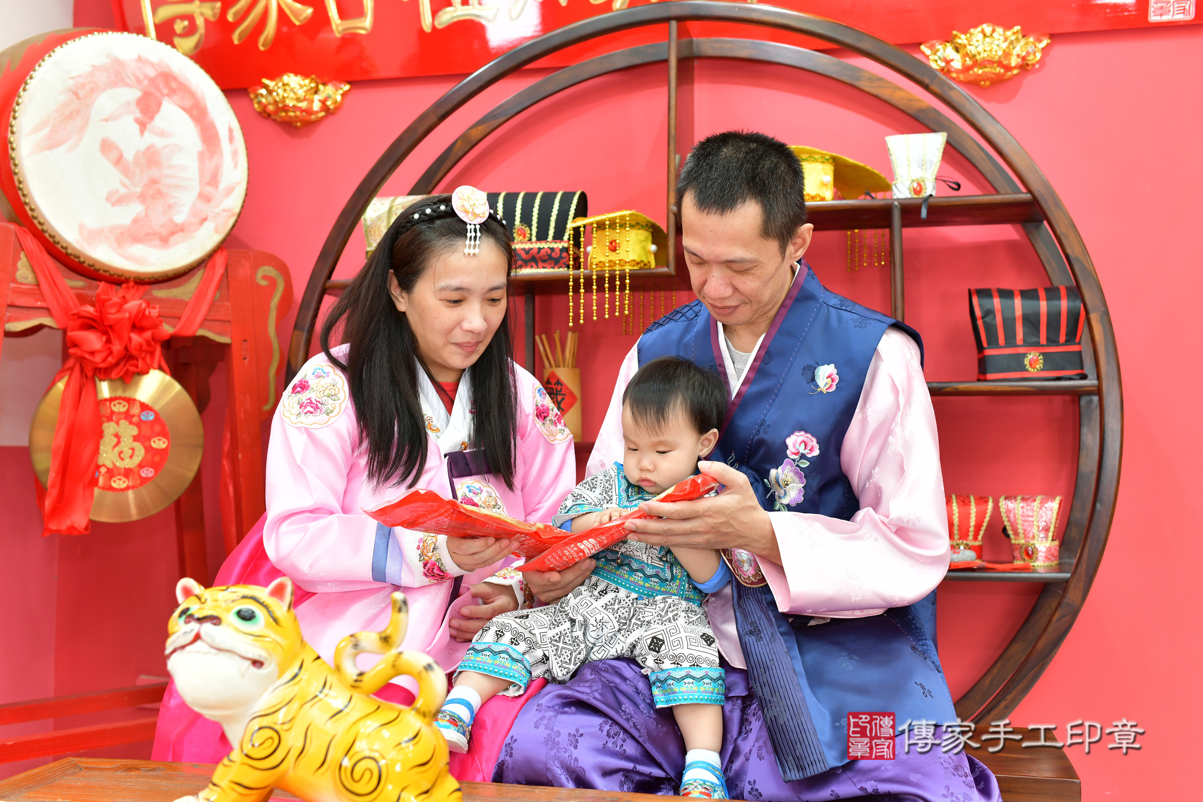 台中市北區小宬寶寶抓周推薦:傳家台中店抓周度脺中國風會場,嬰兒古禮抓周流程儀式吉祥話、抓周道具物品24種、拍照。抓周證書。2024.11.9,照片17 台中市北區小宬寶寶抓周推薦:傳家台中店抓周度脺中國風會場,嬰兒古禮抓周流程儀式吉祥話、抓周道具物品24種、拍照。抓周證書。2024.11.9,照片17