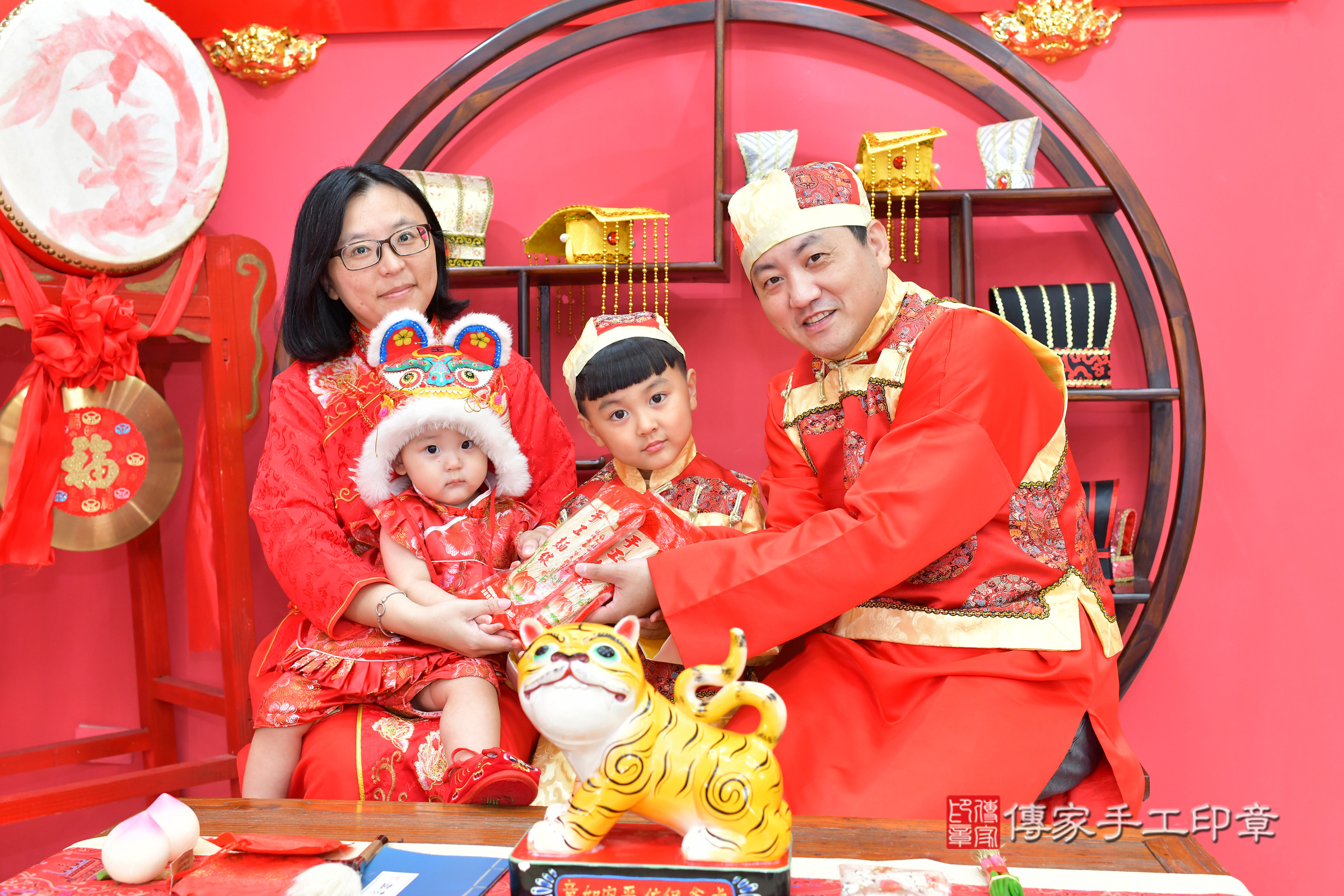 台中市北區言言寶寶抓周推薦:傳家台中店抓周度脺中國風會場,嬰兒古禮抓周流程儀式吉祥話、抓周道具物品24種、拍照。抓周證書。2024.11.16,照片14 台中市北區言言寶寶抓周推薦:傳家台中店抓周度脺中國風會場,嬰兒古禮抓周流程儀式吉祥話、抓周道具物品24種、拍照。抓周證書。2024.11.16,照片14