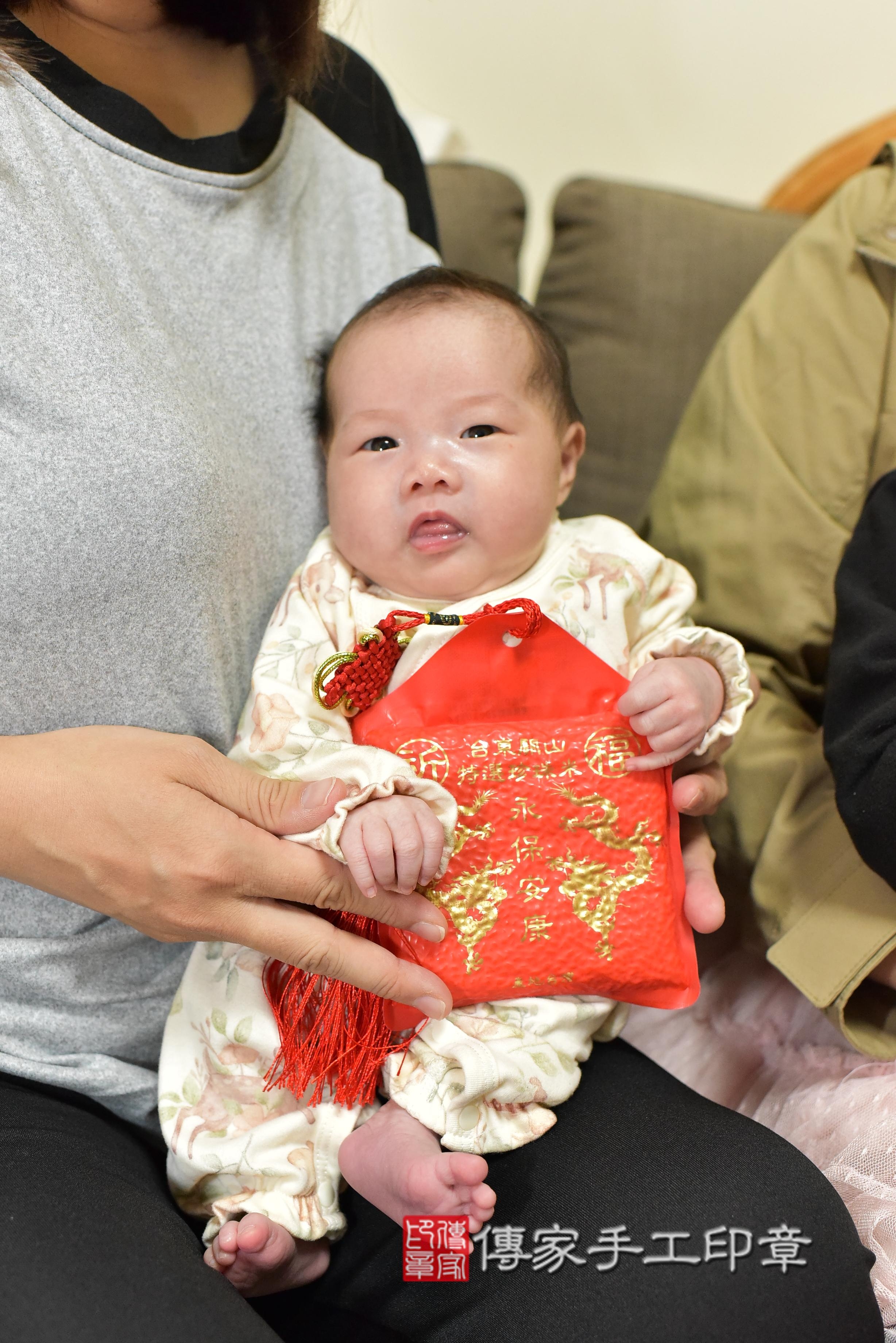 傳家手工印章台南店、抓周、度脺、中國風會場、傳家嬰兒古禮、吉祥話、抓周道具物品24種、拍照。抓周證書。寶寶抓周、滿周歲、生日快樂、祝福