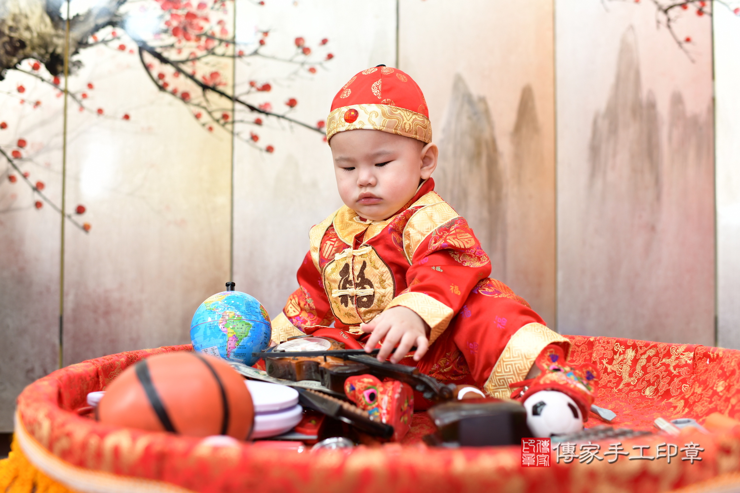 新北市永和區小淵寶寶抓周推薦:傳家新北店抓周度脺中國風會場,嬰兒古禮抓周流程儀式吉祥話、抓周道具物品24種、拍照。抓周證書。2024.12.16,照片7 新北市永和區小淵寶寶抓周推薦:傳家新北店抓周度脺中國風會場,嬰兒古禮抓周流程儀式吉祥話、抓周道具物品24種、拍照。抓周證書。2024.12.16,照片7