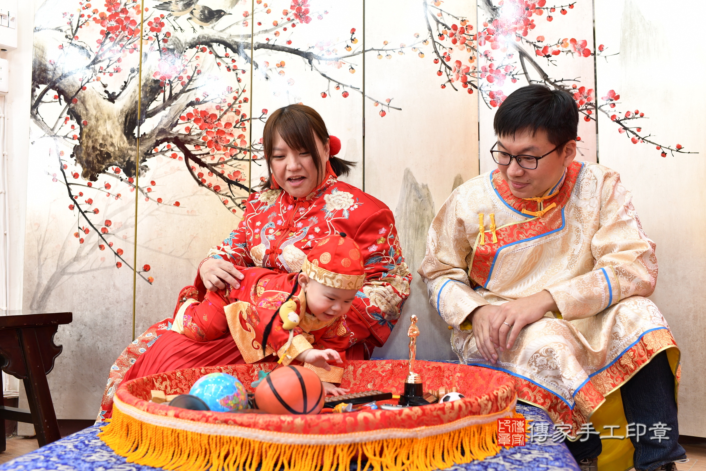 新北市永和區小淵寶寶抓周推薦:傳家新北店抓周度脺中國風會場,嬰兒古禮抓周流程儀式吉祥話、抓周道具物品24種、拍照。抓周證書。2024.12.16,照片3 新北市永和區小淵寶寶抓周推薦:傳家新北店抓周度脺中國風會場,嬰兒古禮抓周流程儀式吉祥話、抓周道具物品24種、拍照。抓周證書。2024.12.16,照片3