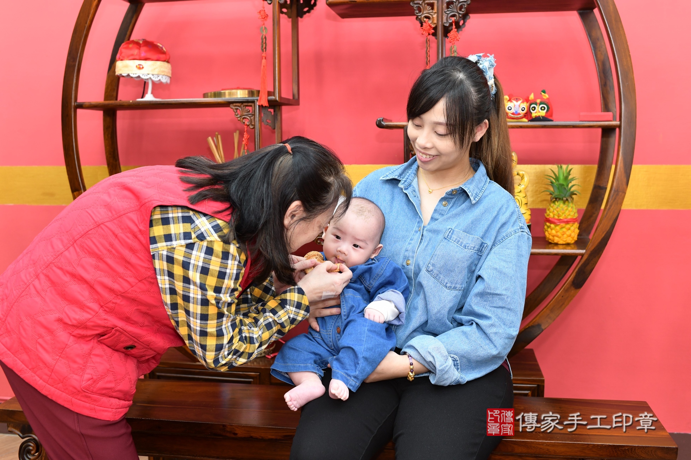 新北市永和區小滕寶寶收涎推薦:傳家新北店收涎中國風會場,嬰兒古禮收涎收口水流程儀式、收涎吉祥話、收涎餅乾、收涎拍照。收涎證書。2024.12.25,照片13 新北市永和區小滕寶寶收涎推薦:傳家新北店收涎中國風會場,嬰兒古禮收涎收口水流程儀式、收涎吉祥話、收涎餅乾、收涎拍照。收涎證書。2024.12.25,照片13