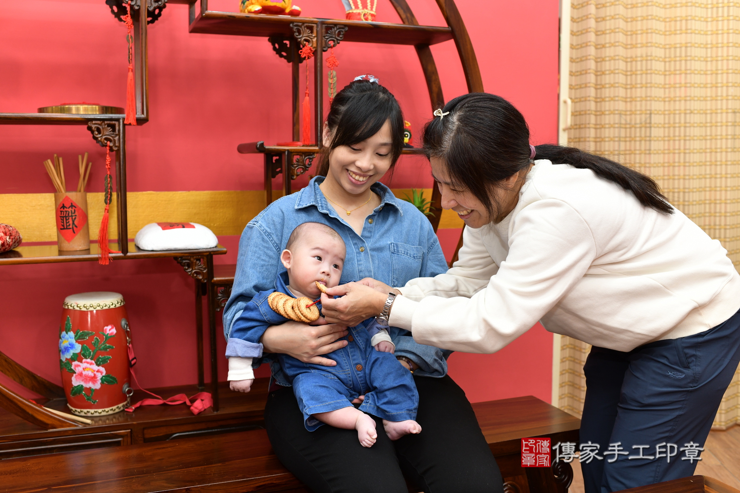 新北市永和區小滕寶寶收涎推薦:傳家新北店收涎中國風會場,嬰兒古禮收涎收口水流程儀式、收涎吉祥話、收涎餅乾、收涎拍照。收涎證書。2024.12.25,照片14 新北市永和區小滕寶寶收涎推薦:傳家新北店收涎中國風會場,嬰兒古禮收涎收口水流程儀式、收涎吉祥話、收涎餅乾、收涎拍照。收涎證書。2024.12.25,照片14