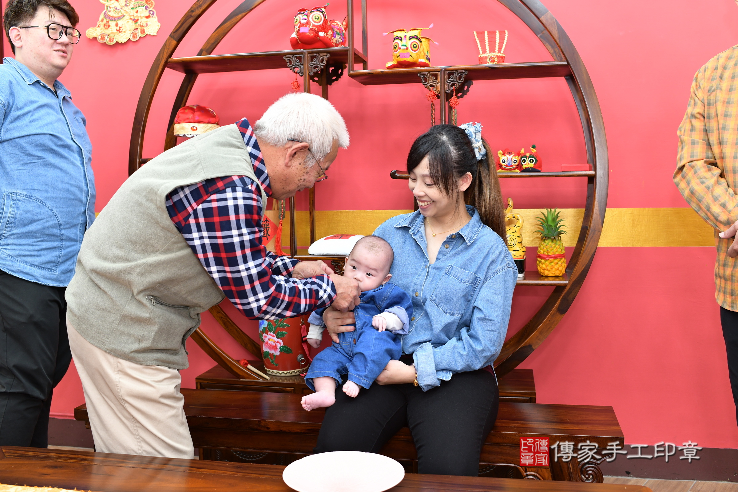 新北市永和區小滕寶寶收涎推薦:傳家新北店收涎中國風會場,嬰兒古禮收涎收口水流程儀式、收涎吉祥話、收涎餅乾、收涎拍照。收涎證書。2024.12.25,照片11 新北市永和區小滕寶寶收涎推薦:傳家新北店收涎中國風會場,嬰兒古禮收涎收口水流程儀式、收涎吉祥話、收涎餅乾、收涎拍照。收涎證書。2024.12.25,照片11