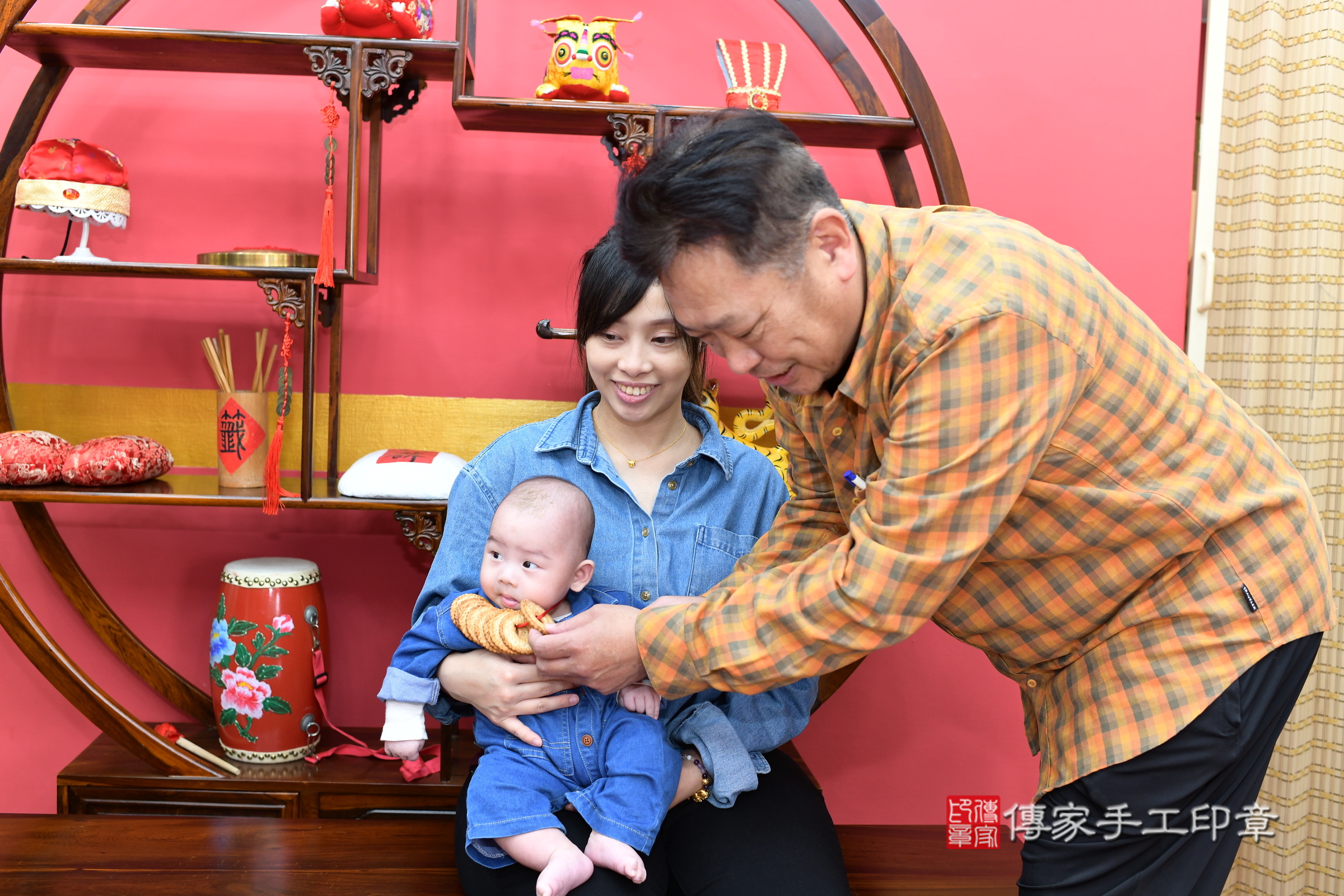 新北市永和區小滕寶寶收涎推薦:傳家新北店收涎中國風會場,嬰兒古禮收涎收口水流程儀式、收涎吉祥話、收涎餅乾、收涎拍照。收涎證書。2024.12.25,照片12 新北市永和區小滕寶寶收涎推薦:傳家新北店收涎中國風會場,嬰兒古禮收涎收口水流程儀式、收涎吉祥話、收涎餅乾、收涎拍照。收涎證書。2024.12.25,照片12