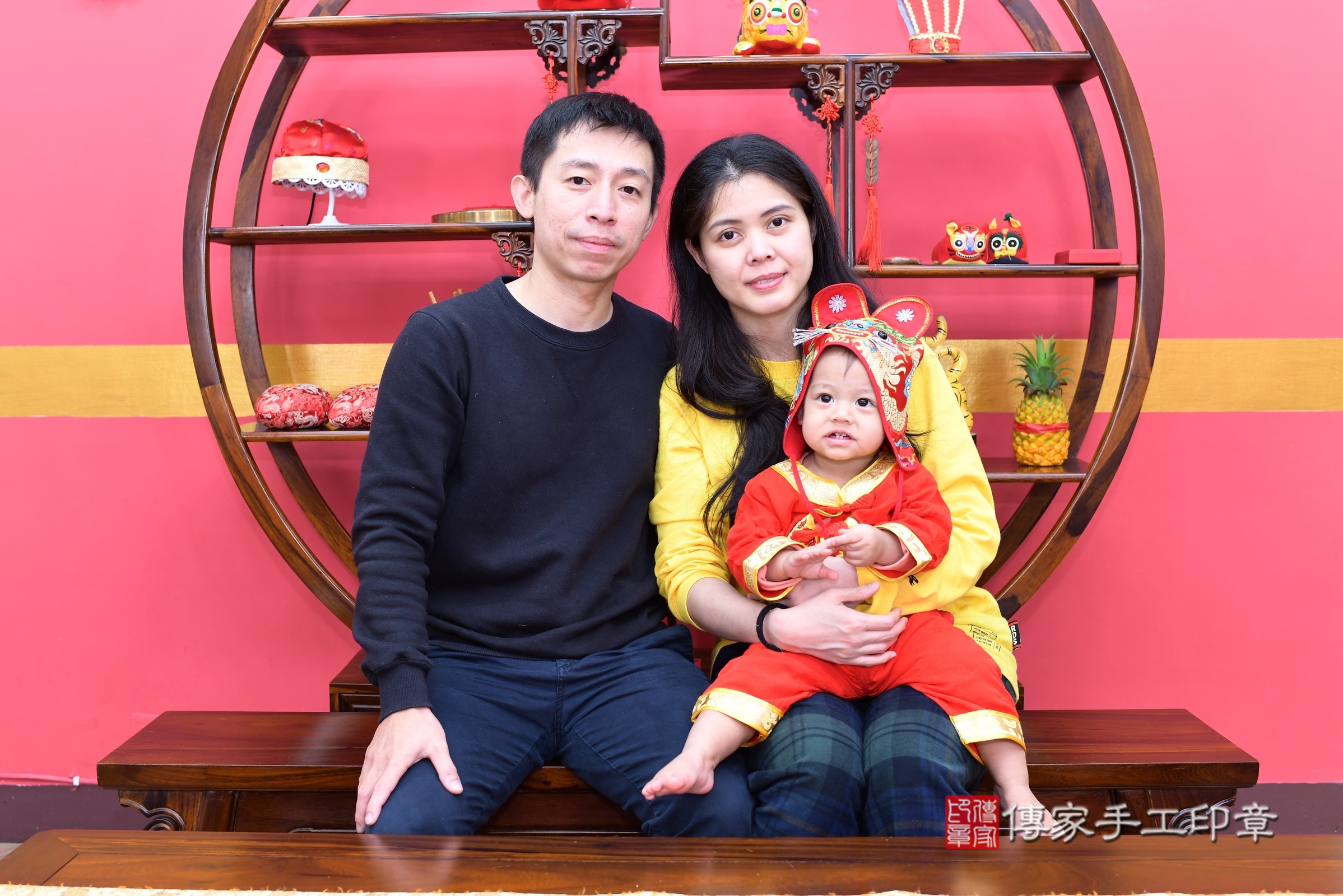 新北市永和區萱萱寶寶抓周推薦：傳家新北店抓周度脺中國風會場，嬰兒古禮抓周流程儀式吉祥話、抓周道具物品24種、拍照。抓周證書。2024.12.26，照片1