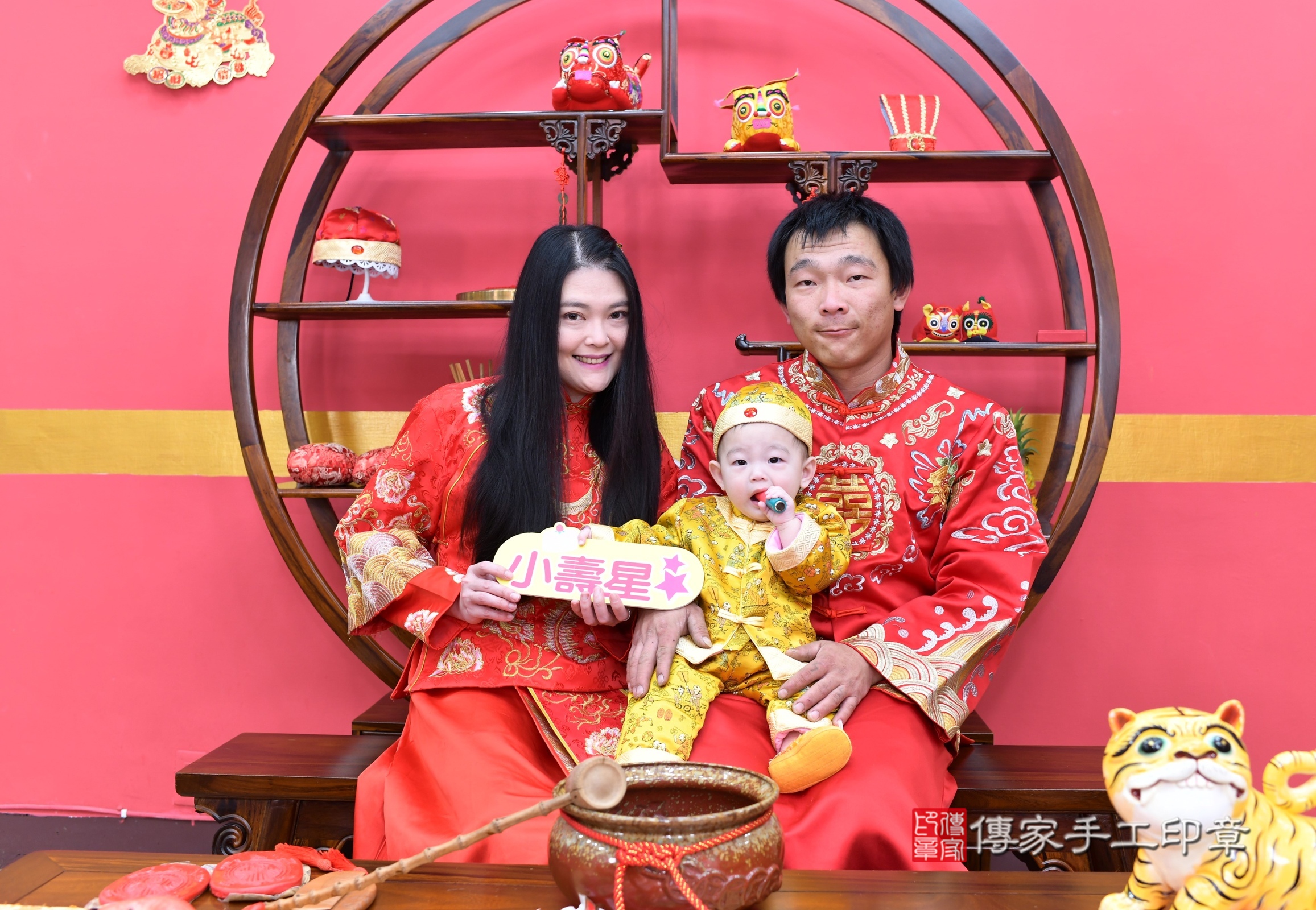 新北市永和區小愷寶寶抓周推薦：傳家新北店抓周度脺中國風會場，嬰兒古禮抓周流程儀式吉祥話、抓周道具物品24種、拍照。抓周證書。2024.12.23，照片1