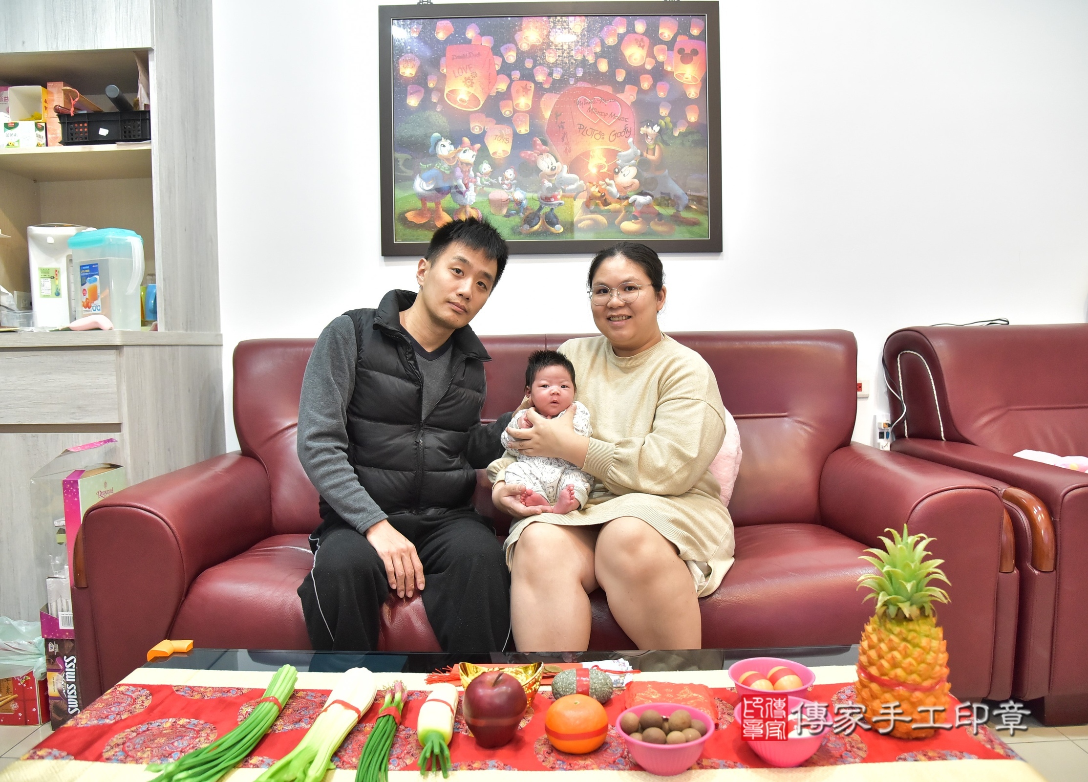 小憶寶寶(桃園市龜山區到府嬰兒小憶寶寶滿月剃頭理髮、到府嬰兒剃胎毛儀式吉祥話)。到府剃頭剃胎毛主持、專業拍照、證書。★購買「臍帶章、肚臍章、胎毛筆刷印章」贈送：剃頭、收涎、抓周，三選一。2024.12.27，照片1