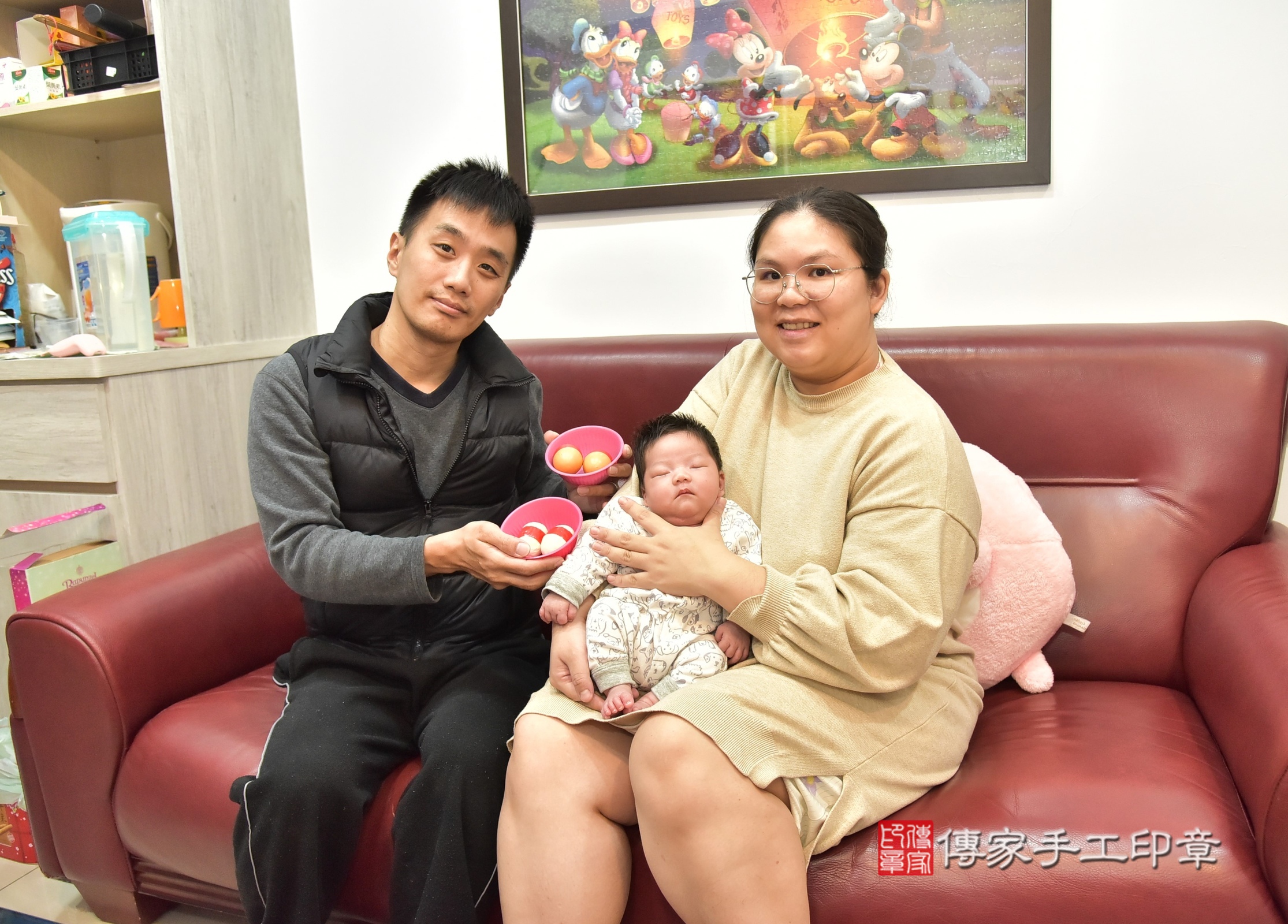 小憶寶寶(桃園市龜山區到府嬰兒小憶寶寶滿月剃頭理髮、到府嬰兒剃胎毛儀式吉祥話)。到府剃頭剃胎毛主持、專業拍照、證書。★購買「臍帶章、肚臍章、胎毛筆刷印章」贈送：剃頭、收涎、抓周，三選一。2024.12.27，照片4