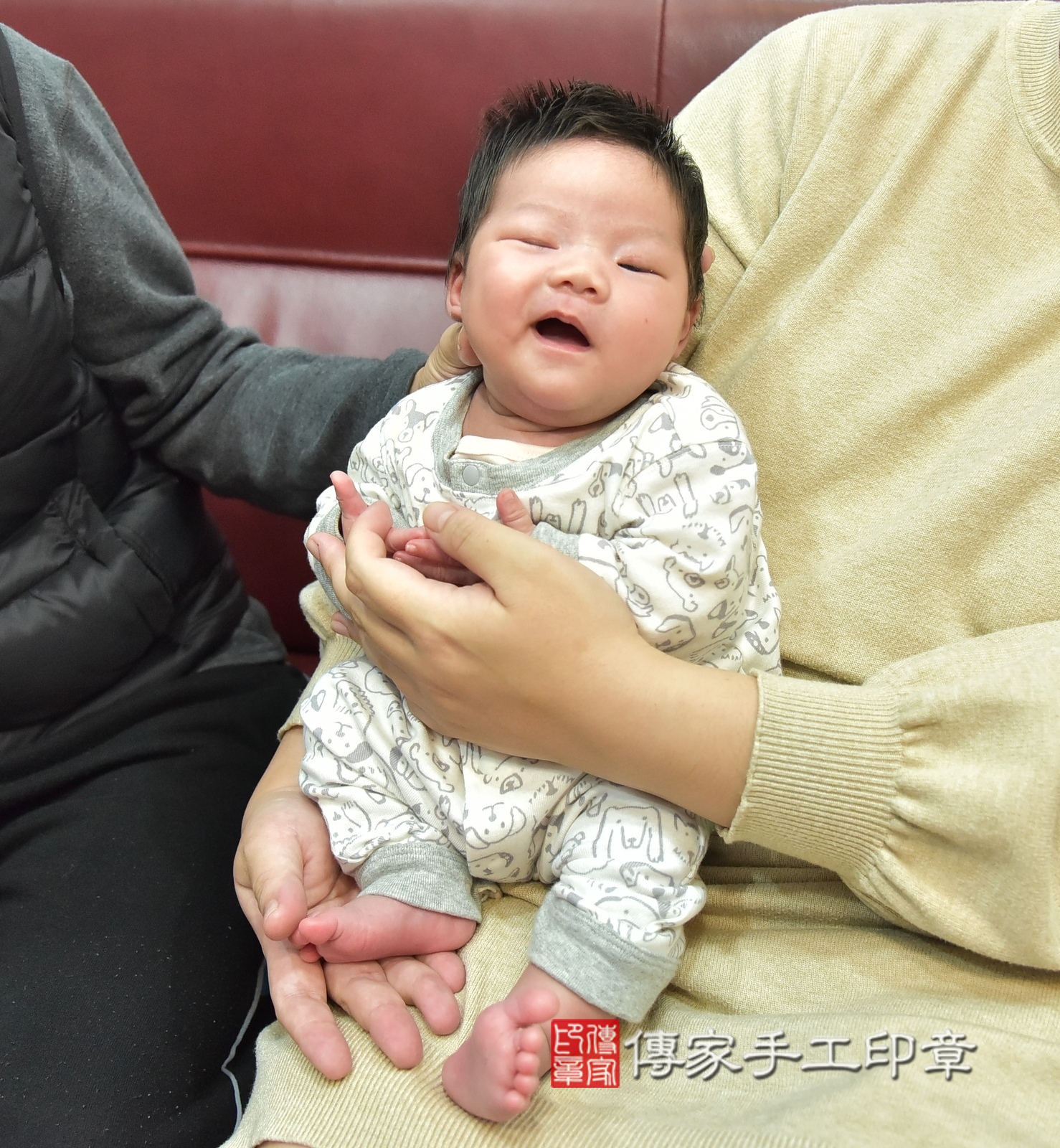 小憶寶寶(桃園市龜山區到府嬰兒小憶寶寶滿月剃頭理髮、到府嬰兒剃胎毛儀式吉祥話)。到府剃頭剃胎毛主持、專業拍照、證書。★購買「臍帶章、肚臍章、胎毛筆刷印章」贈送：剃頭、收涎、抓周，三選一。2024.12.27，照片2