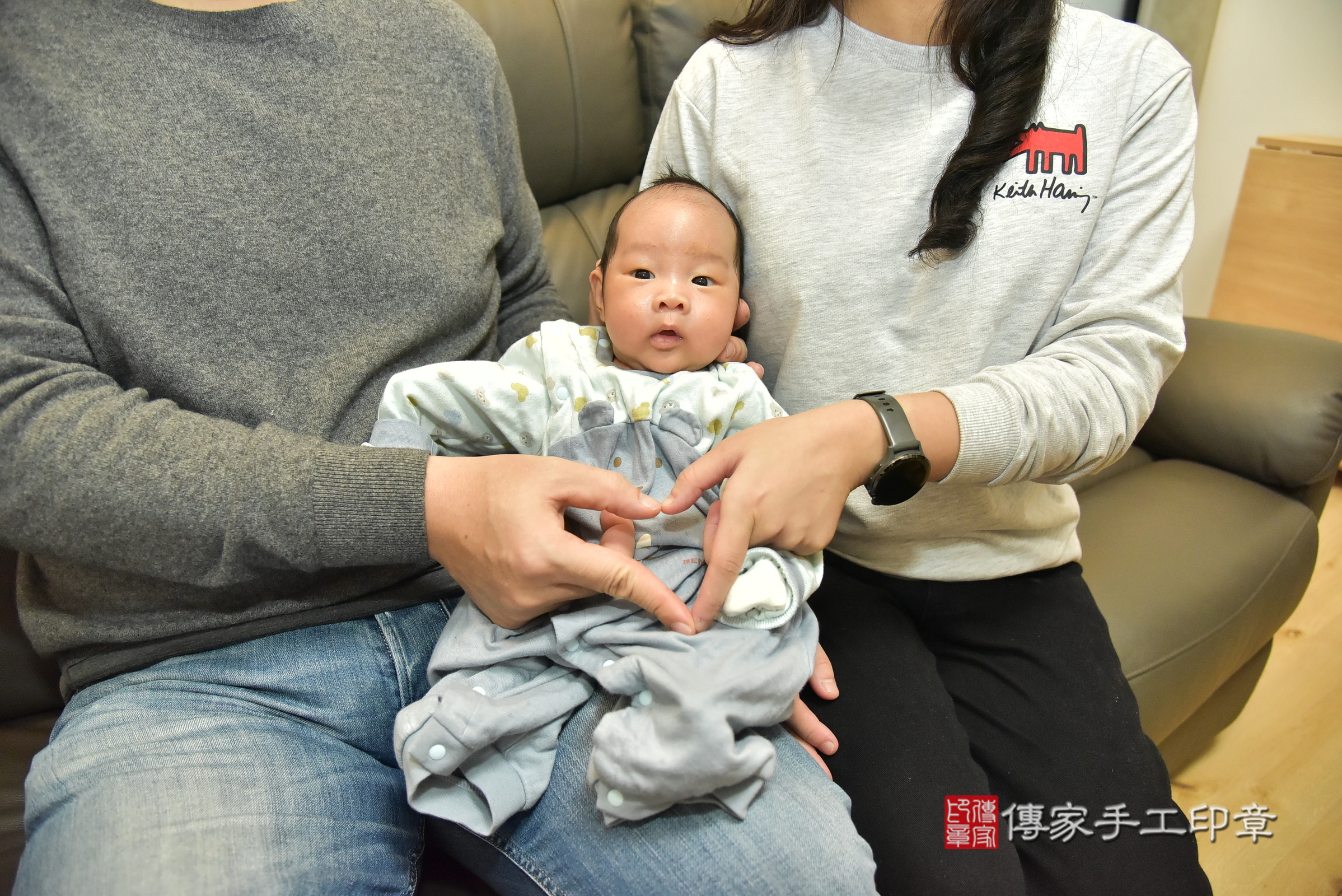 小亨寶寶(新北市永和區到府嬰兒小亨寶寶滿月剃頭理髮、到府嬰兒剃胎毛儀式吉祥話)。到府剃頭剃胎毛主持、專業拍照、證書。★購買「臍帶章、肚臍章、胎毛筆刷印章」贈送：剃頭、收涎、抓周，三選一。2024.12.29，照片1