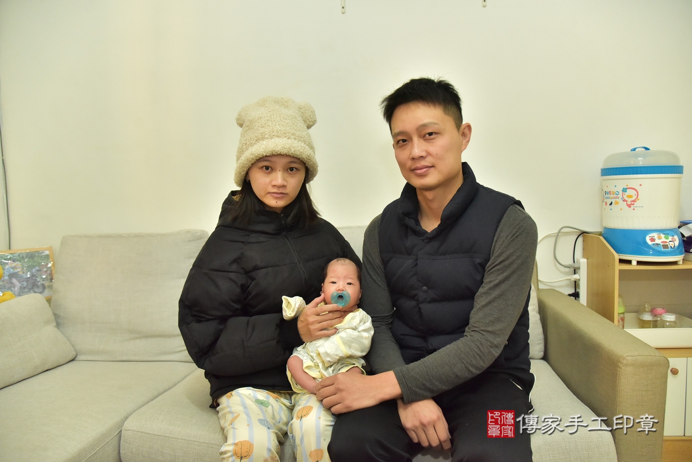 小涵寶寶(新北市三重區到府嬰兒小涵寶寶滿月剃頭理髮、到府嬰兒剃胎毛儀式吉祥話)。到府剃頭剃胎毛主持、專業拍照、證書。★購買「臍帶章、肚臍章、胎毛筆刷印章」贈送：剃頭、收涎、抓周，三選一。2024.12.29，照片1