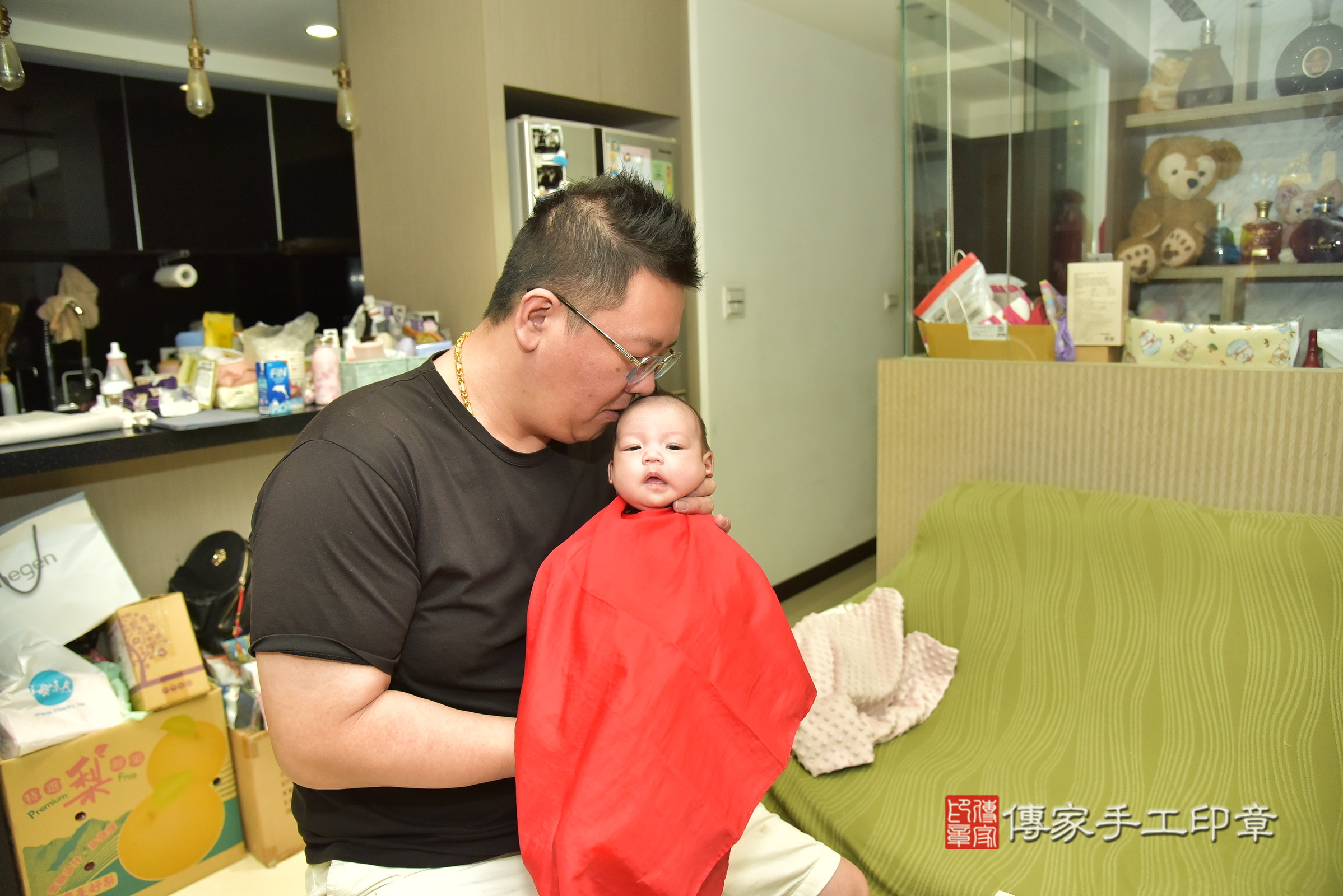 岑岑寶寶(新北市林口區到府嬰兒岑岑寶寶滿月剃頭理髮、到府嬰兒剃胎毛儀式吉祥話)。到府剃頭剃胎毛主持、專業拍照、證書。★購買「臍帶章、肚臍章、胎毛筆刷印章」贈送：剃頭、收涎、抓周，三選一。2024.12.30，照片12