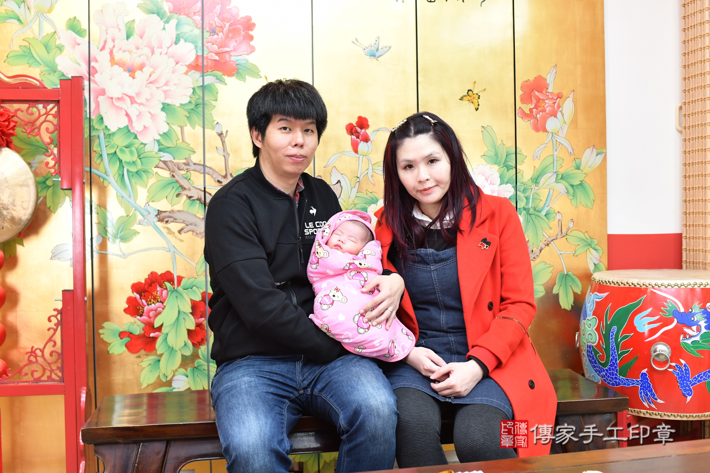 小潔寶寶(台北市大同區嬰兒寶寶滿月剃頭理髮、嬰兒剃胎毛儀式吉祥話)。中國風會場，爸媽寶貝穿「日中韓」古裝禮服。專業拍照、證書。★購買「臍帶章、肚臍章、胎毛筆刷印章」贈送：剃頭、收涎、抓周，三選一。2024.12.22，照片1