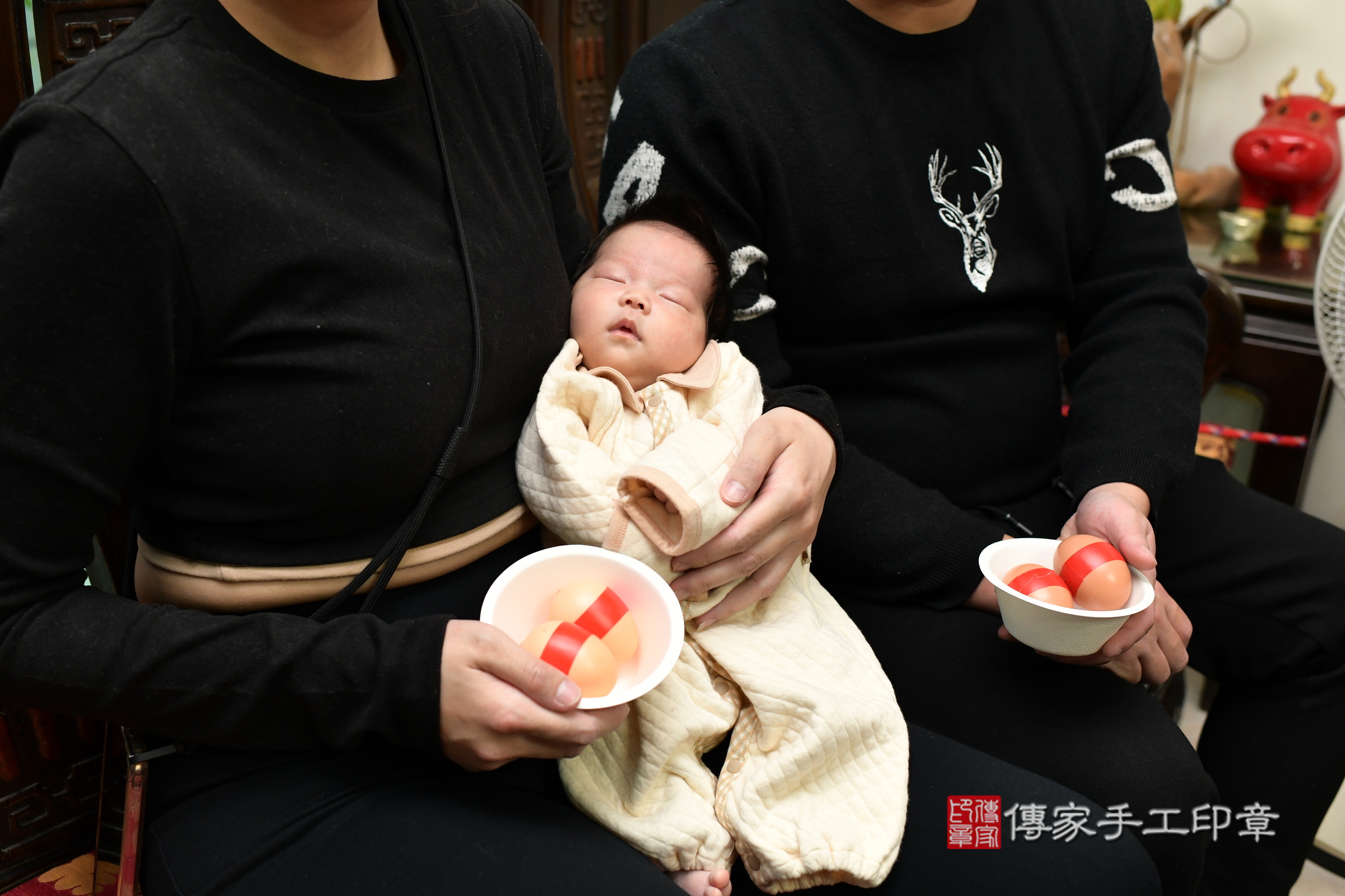 小璇寶寶(台北市大同區到府嬰兒小璇寶寶滿月剃頭理髮、到府嬰兒剃胎毛儀式吉祥話)。到府剃頭剃胎毛主持、專業拍照、證書。★購買「臍帶章、肚臍章、胎毛筆刷印章」贈送：剃頭、收涎、抓周，三選一。2024.12.28，照片7