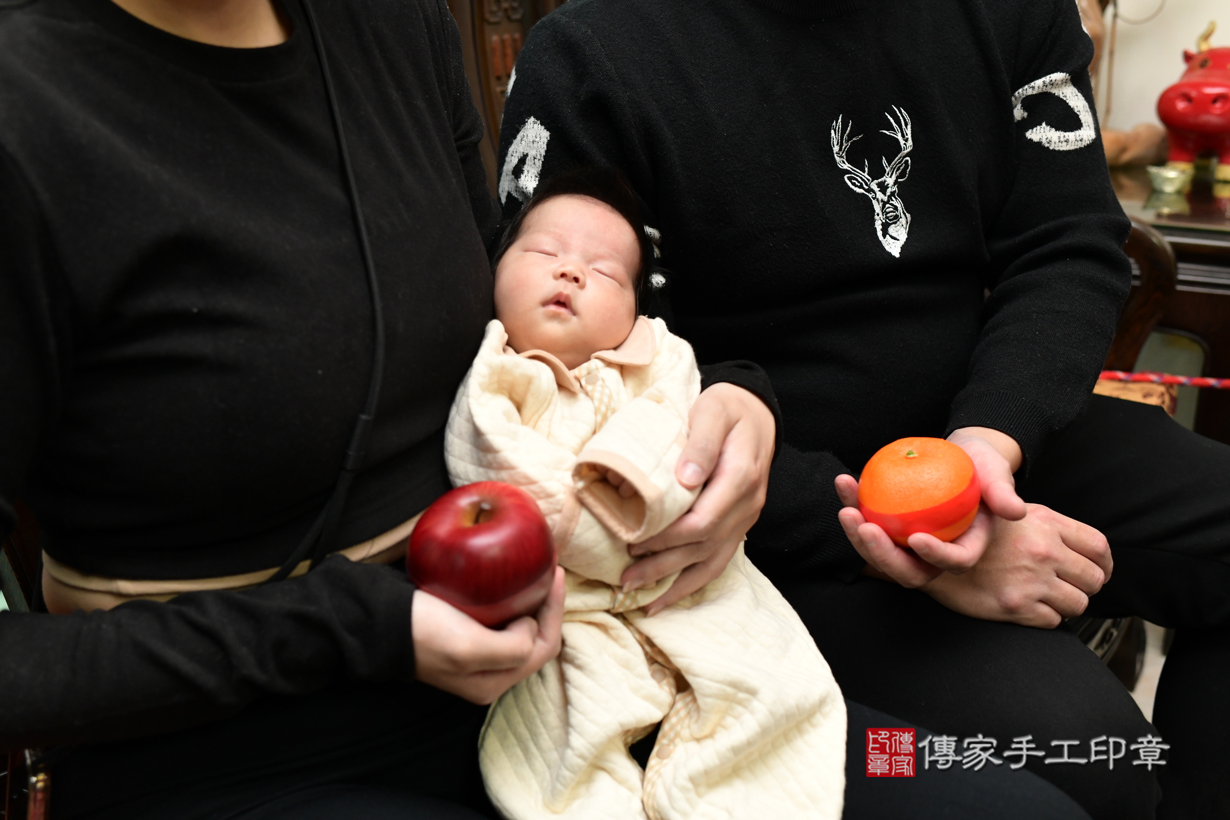 小璇寶寶(台北市大同區到府嬰兒小璇寶寶滿月剃頭理髮、到府嬰兒剃胎毛儀式吉祥話)。到府剃頭剃胎毛主持、專業拍照、證書。★購買「臍帶章、肚臍章、胎毛筆刷印章」贈送：剃頭、收涎、抓周，三選一。2024.12.28，照片9