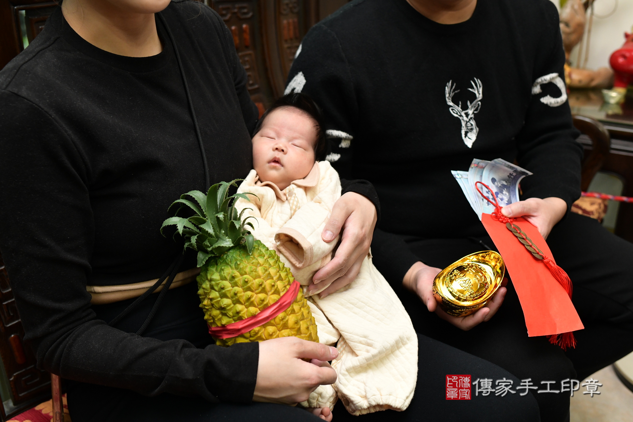 小璇寶寶(台北市大同區到府嬰兒小璇寶寶滿月剃頭理髮、到府嬰兒剃胎毛儀式吉祥話)。到府剃頭剃胎毛主持、專業拍照、證書。★購買「臍帶章、肚臍章、胎毛筆刷印章」贈送：剃頭、收涎、抓周，三選一。2024.12.28，照片15