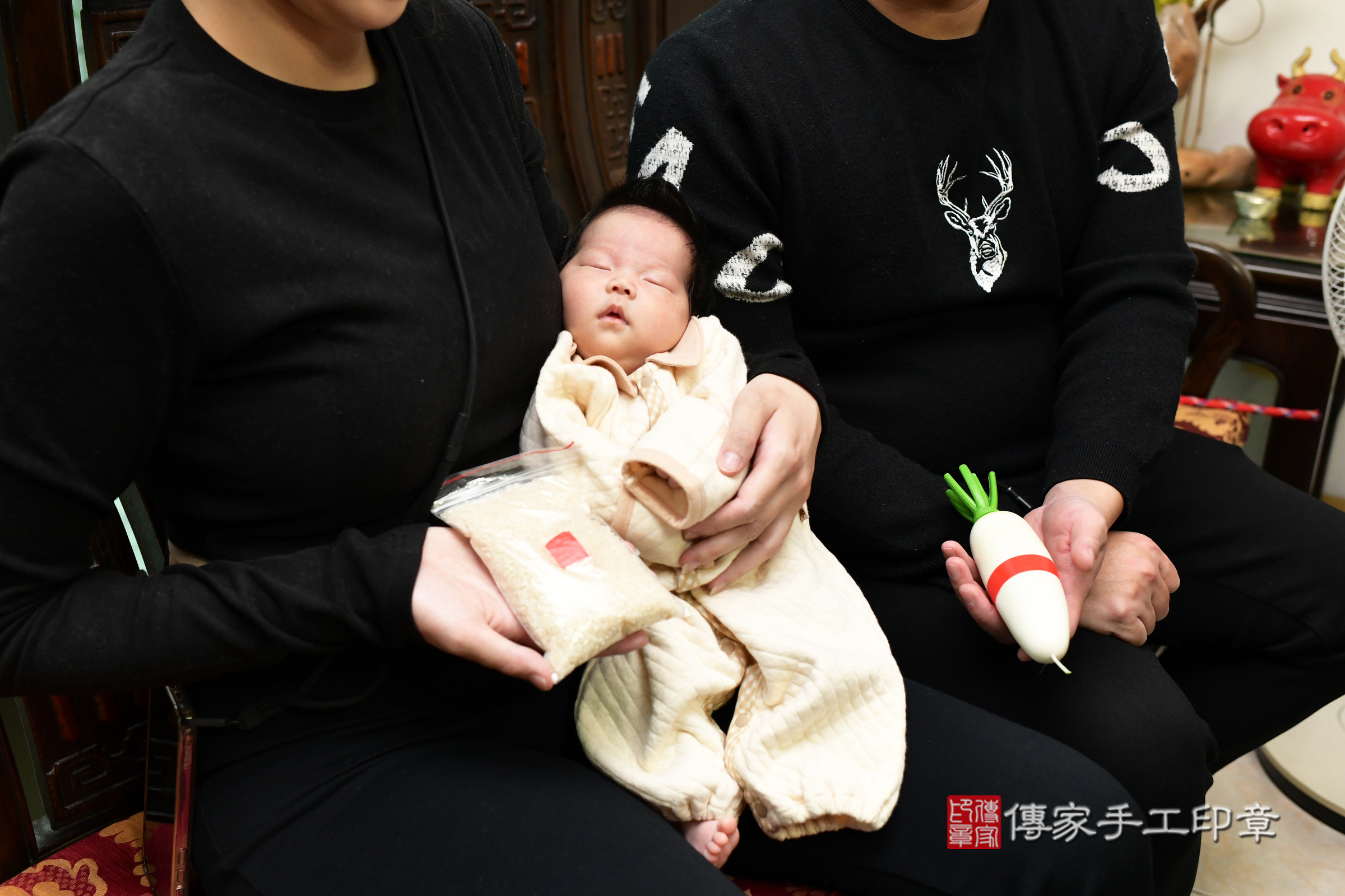 小璇寶寶(台北市大同區到府嬰兒小璇寶寶滿月剃頭理髮、到府嬰兒剃胎毛儀式吉祥話)。到府剃頭剃胎毛主持、專業拍照、證書。★購買「臍帶章、肚臍章、胎毛筆刷印章」贈送：剃頭、收涎、抓周，三選一。2024.12.28，照片13