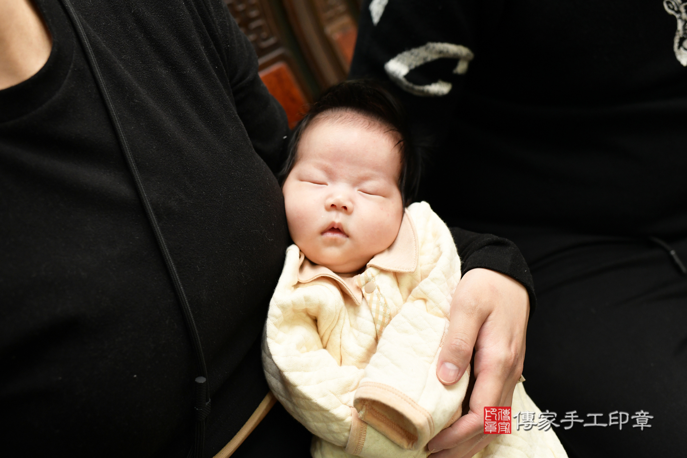 小璇寶寶(台北市大同區到府嬰兒小璇寶寶滿月剃頭理髮、到府嬰兒剃胎毛儀式吉祥話)。到府剃頭剃胎毛主持、專業拍照、證書。★購買「臍帶章、肚臍章、胎毛筆刷印章」贈送：剃頭、收涎、抓周，三選一。2024.12.28，照片3